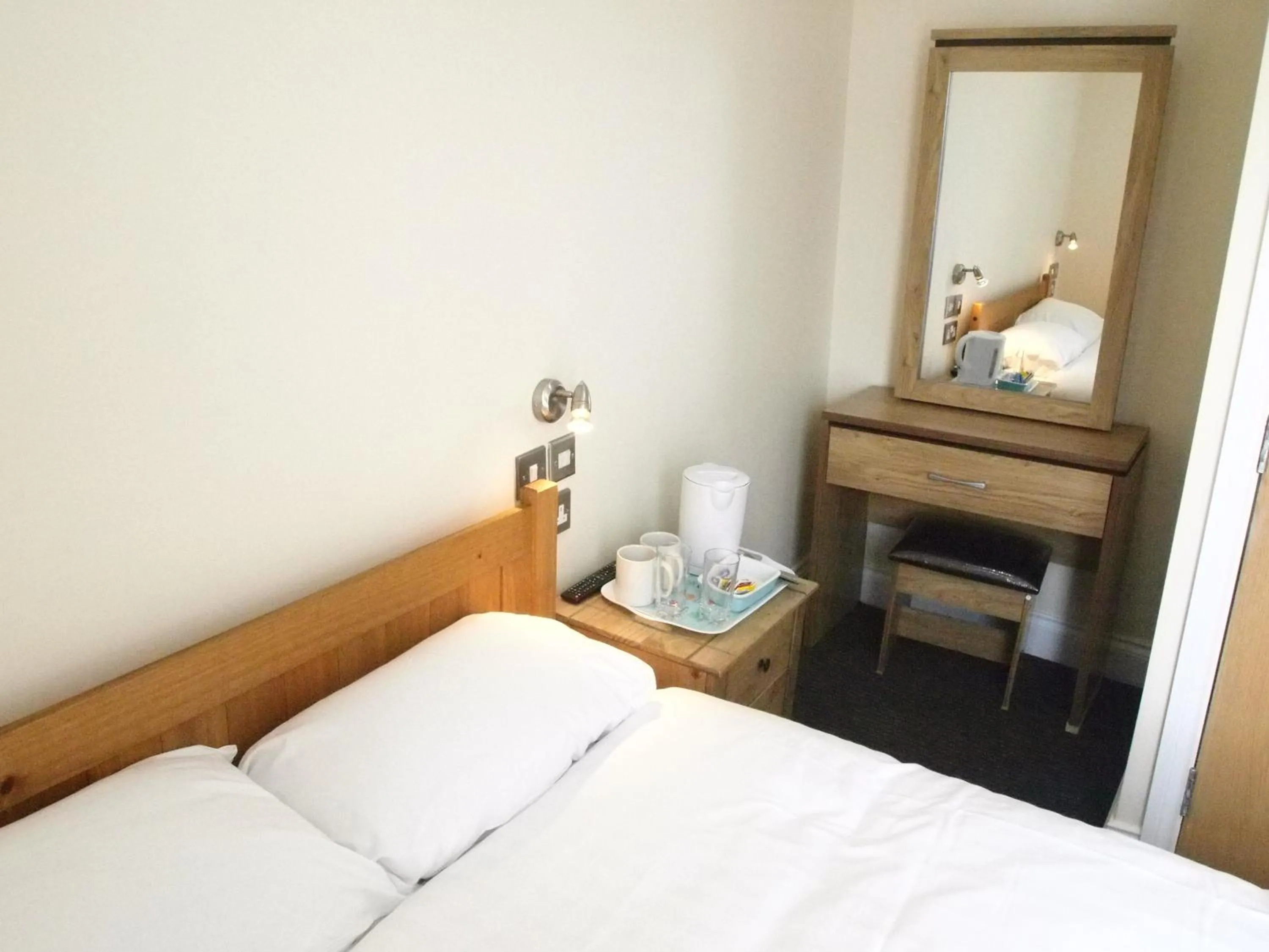 Bedroom, Bed in Earls Court Garden Hotel