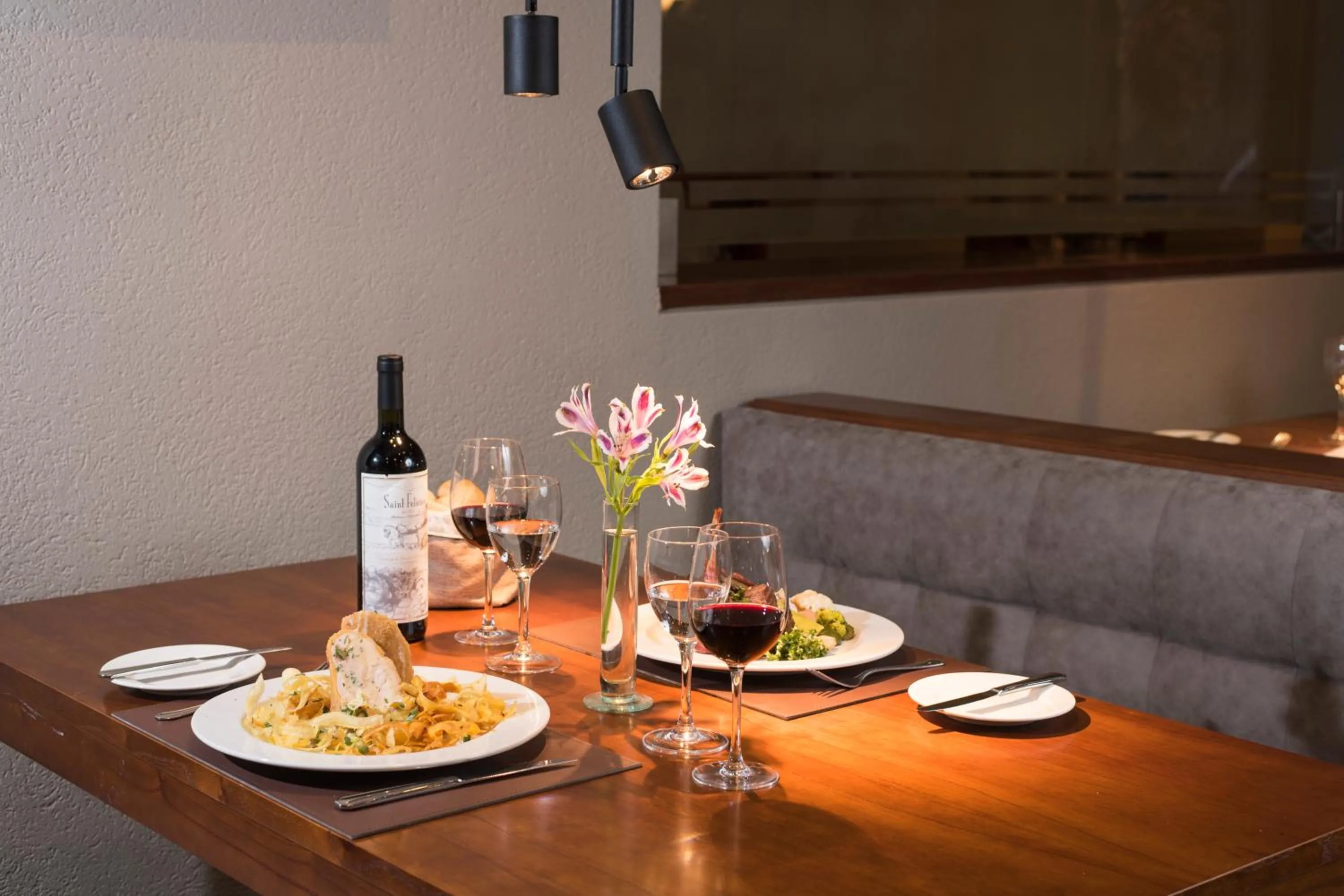 Restaurant/places to eat in Holiday Inn Cordoba by IHG