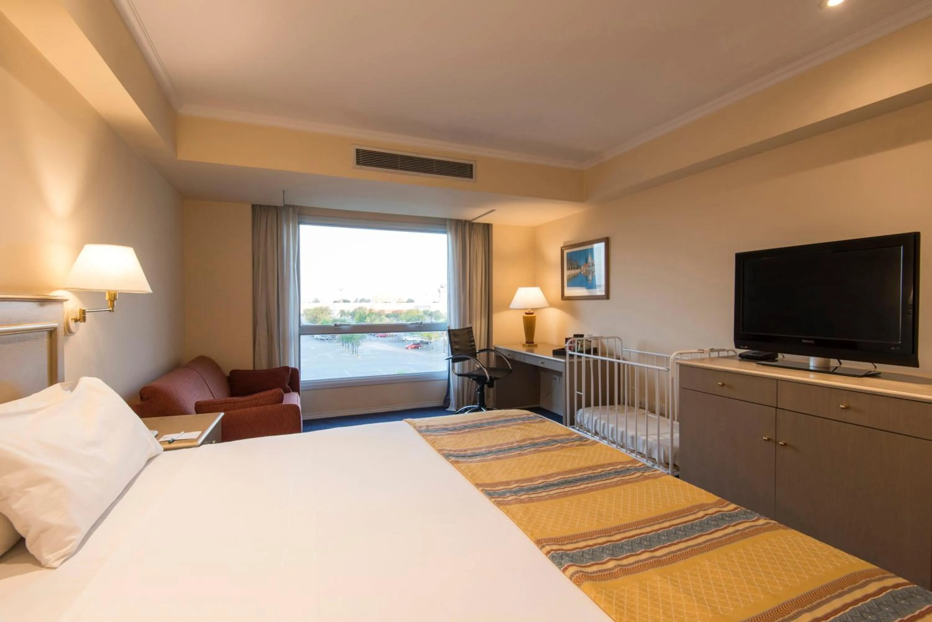 Photo of the whole room, Bed in Holiday Inn Cordoba by IHG