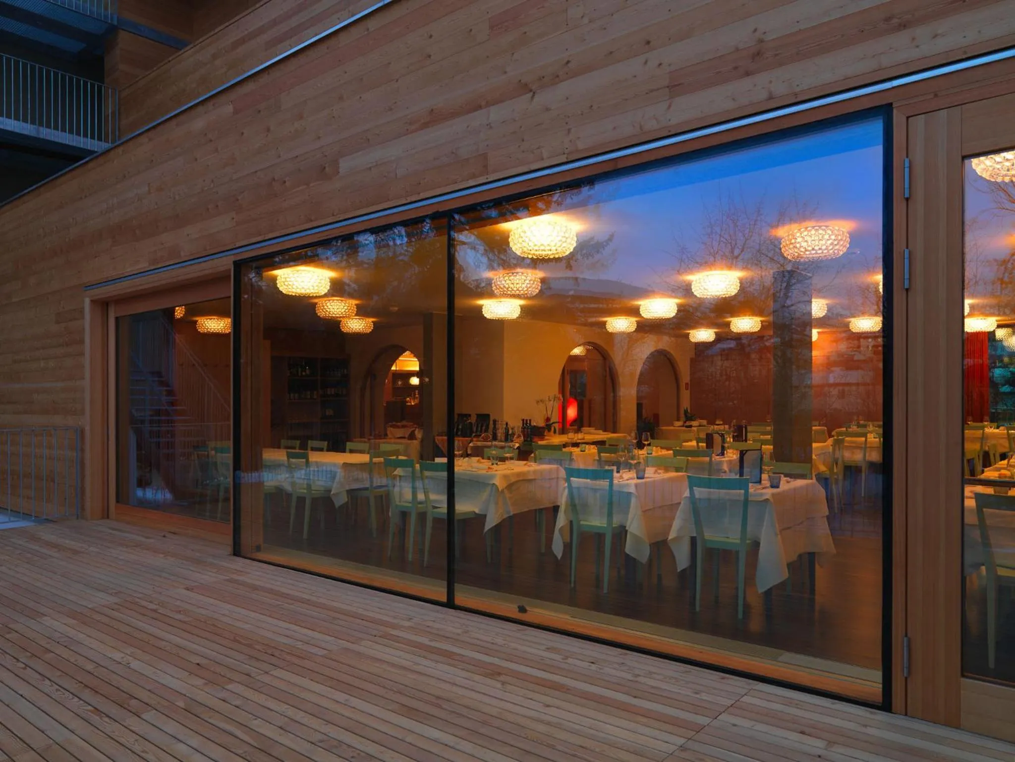 Restaurant/places to eat in Azalea Park Hotel