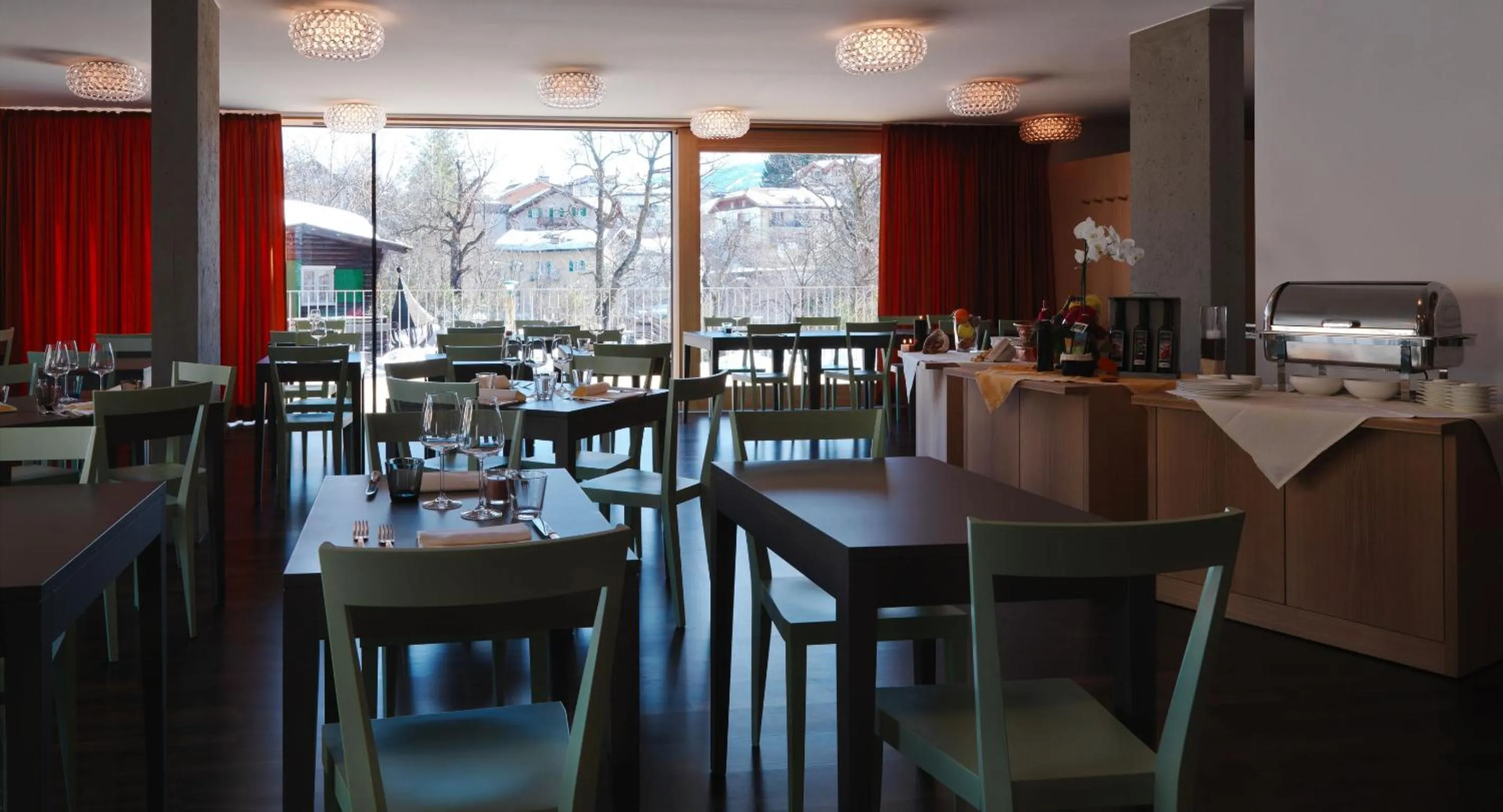 Restaurant/places to eat in Azalea Park Hotel