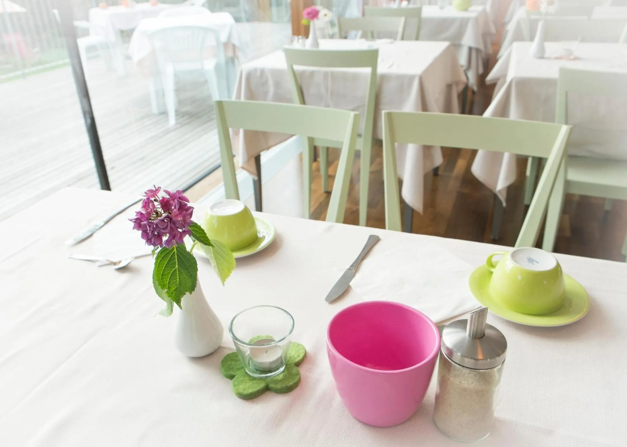 Restaurant/places to eat in Azalea Park Hotel