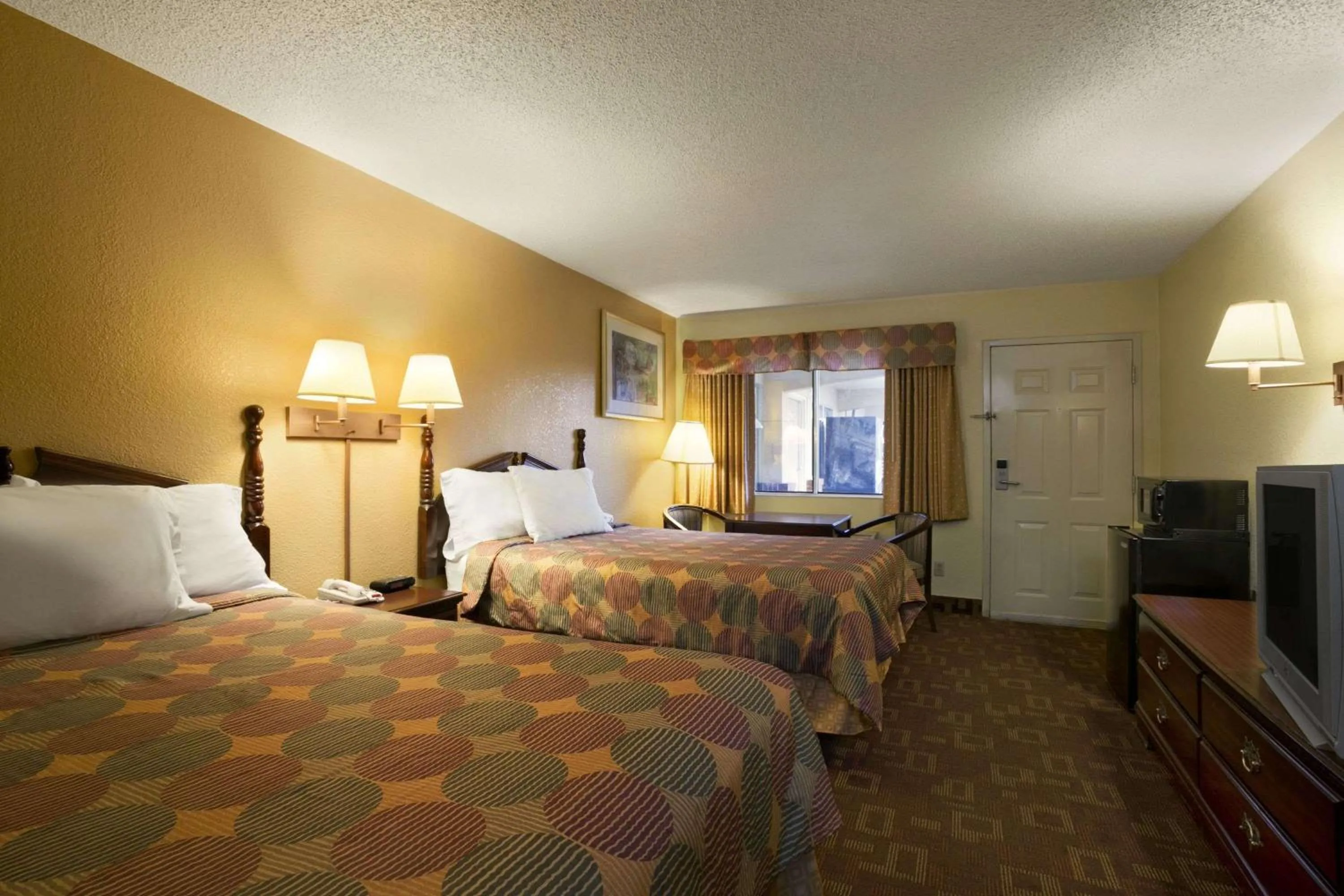 Photo of the whole room, Bed in Days Inn by Wyndham Airport Nashville East