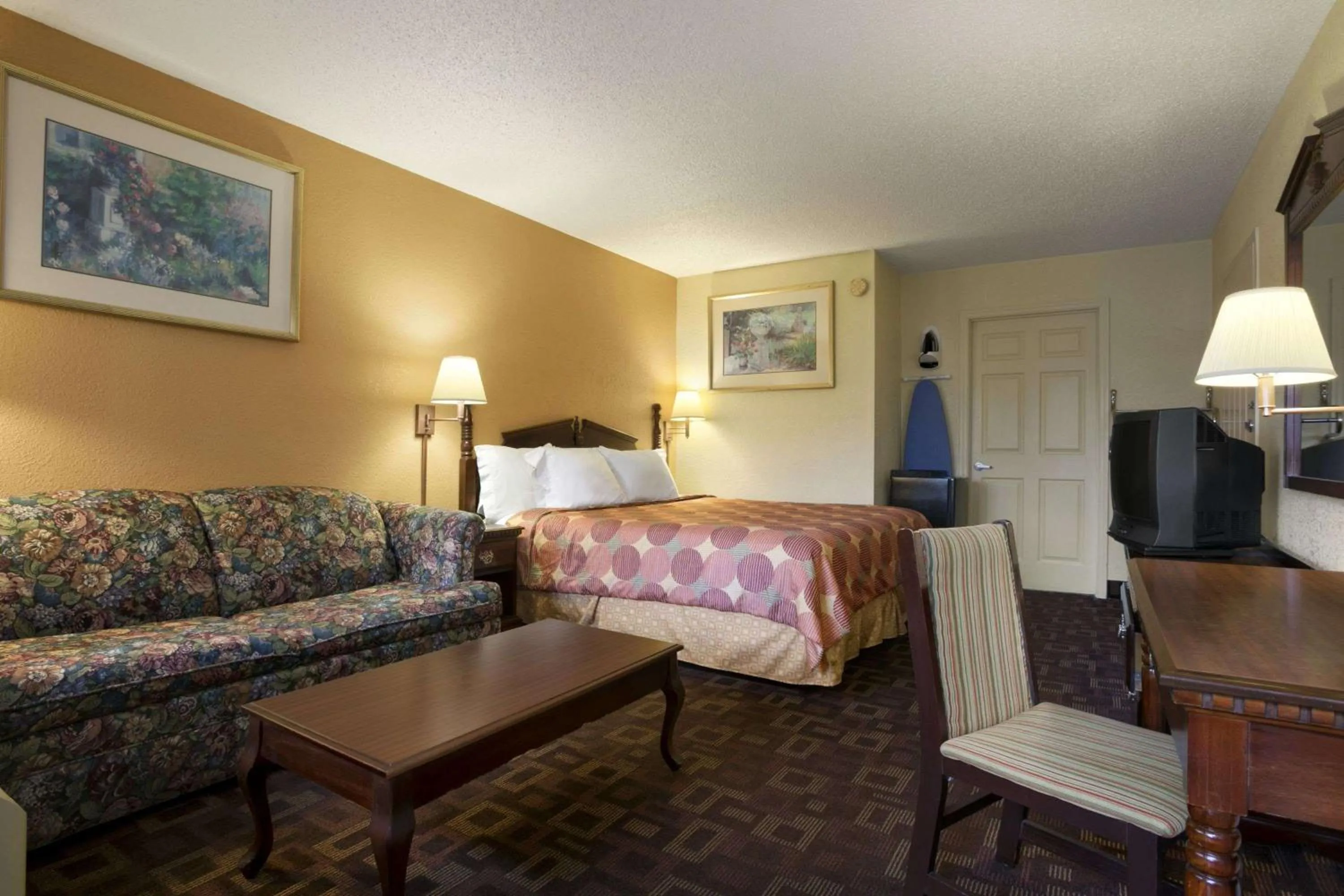 Photo of the whole room, Bed in Days Inn by Wyndham Airport Nashville East