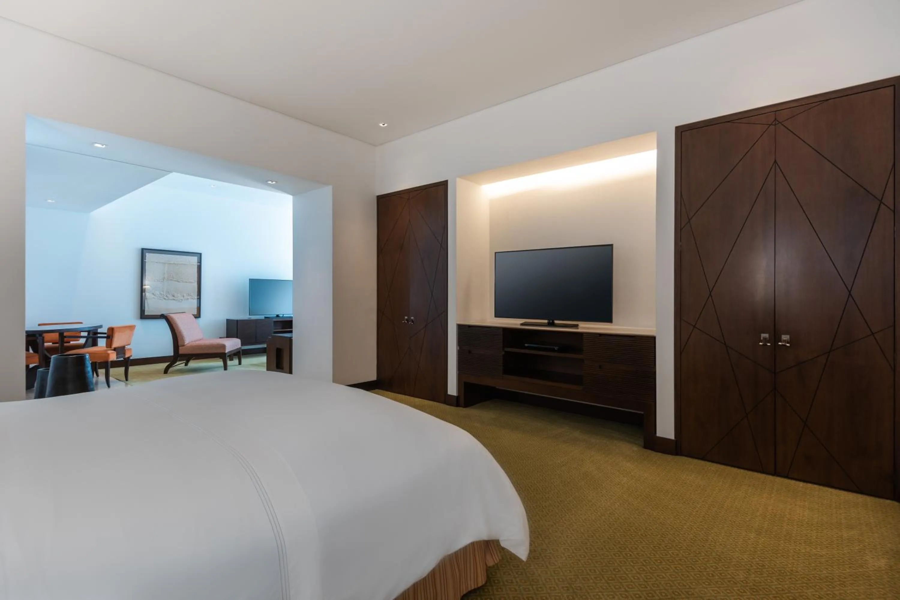 Communal lounge/ TV room, Bed in Bogotá Marriott Hotel