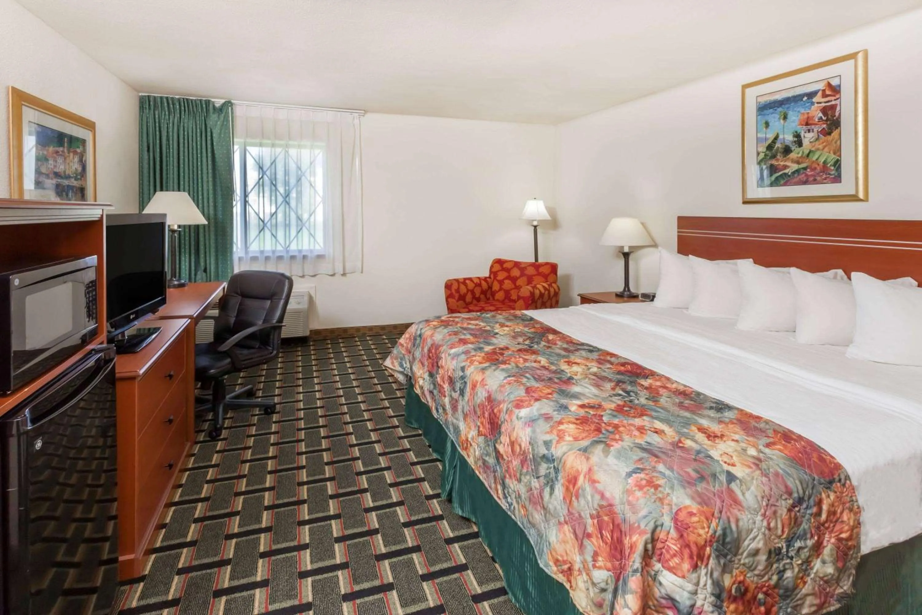 Photo of the whole room, Bed in Baymont by Wyndham Decatur