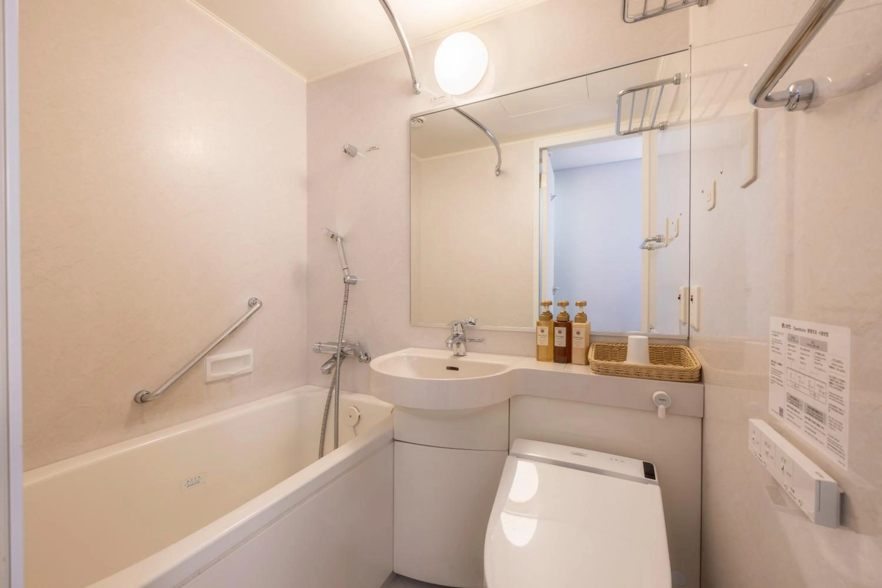 Shower in Yokohama Sakuragicho Washington Hotel