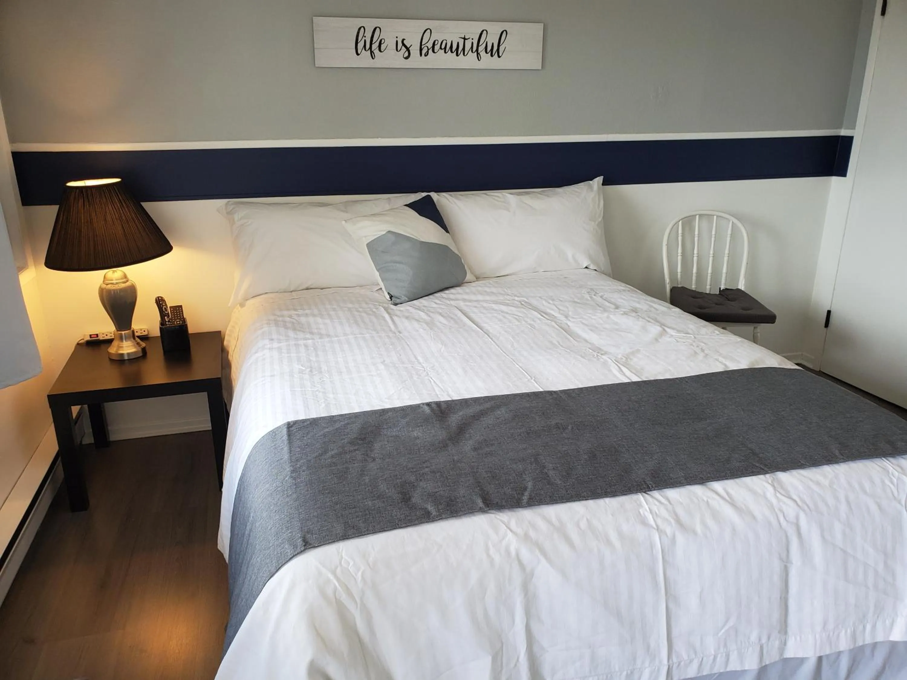 Bedroom, Bed in Celadon Lodge