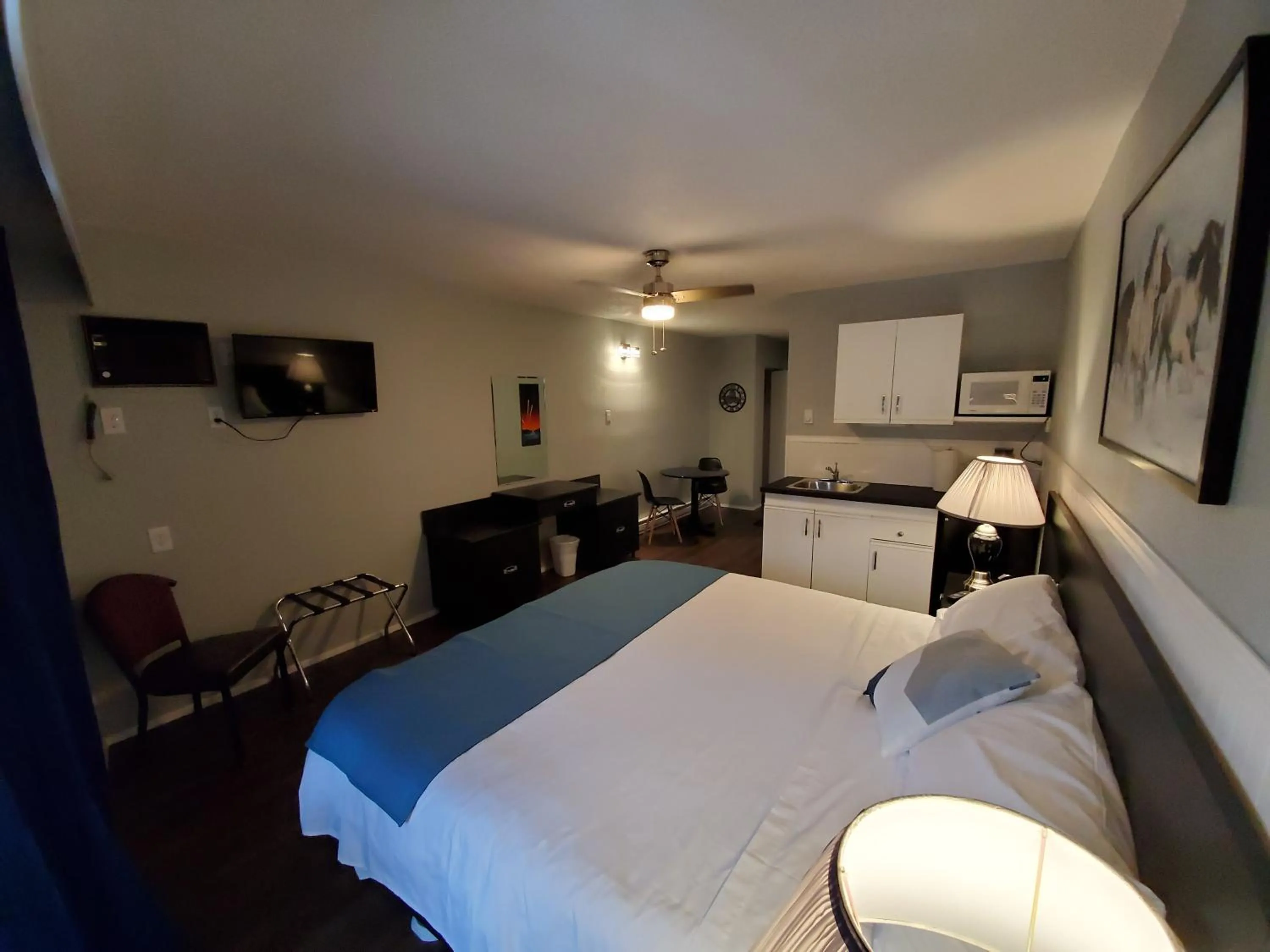 Bedroom, Bed in Celadon Lodge