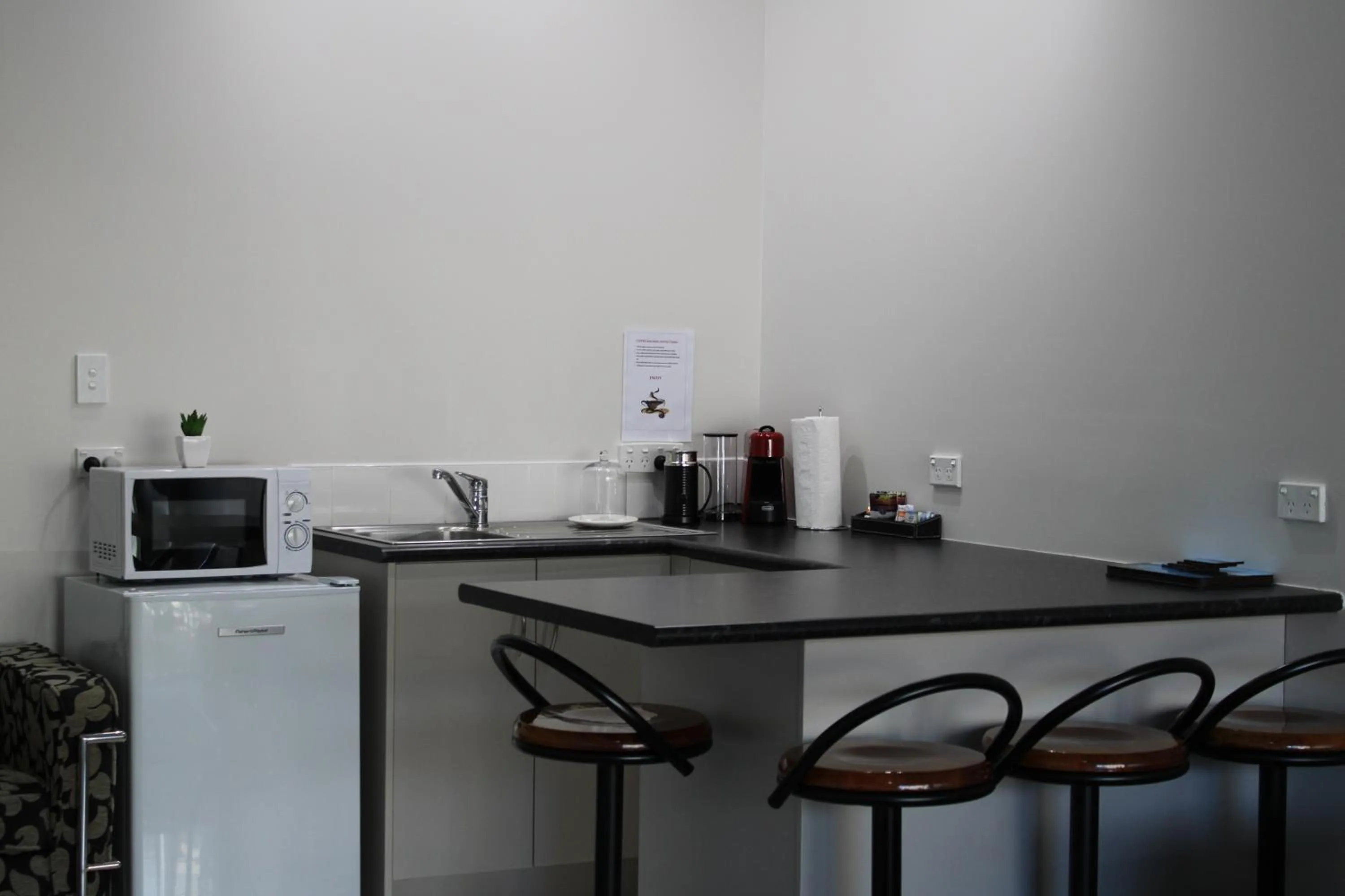 Kitchen or kitchenette in Coromandel Seaview Motel