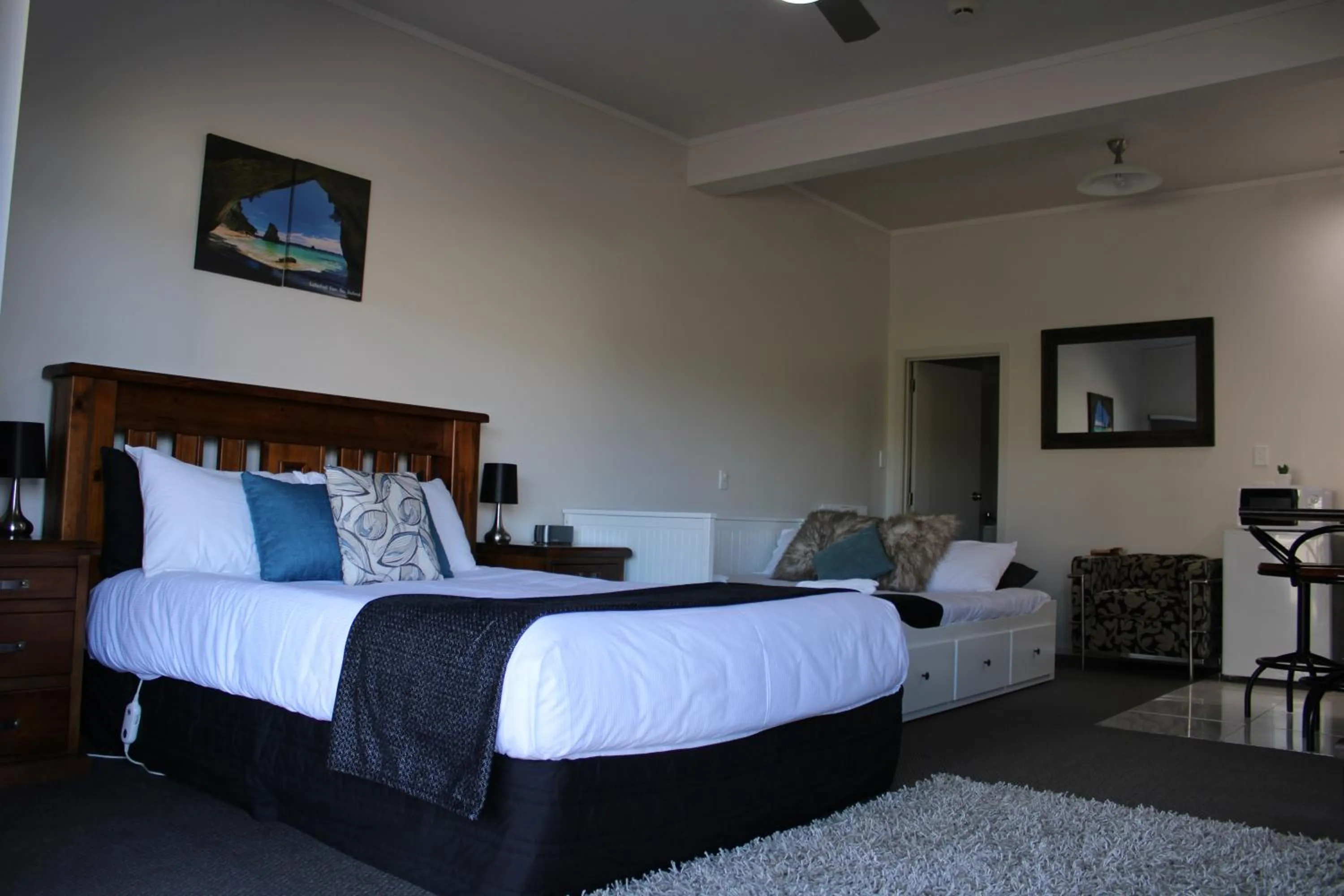 Living room, Bed in Coromandel Seaview Motel