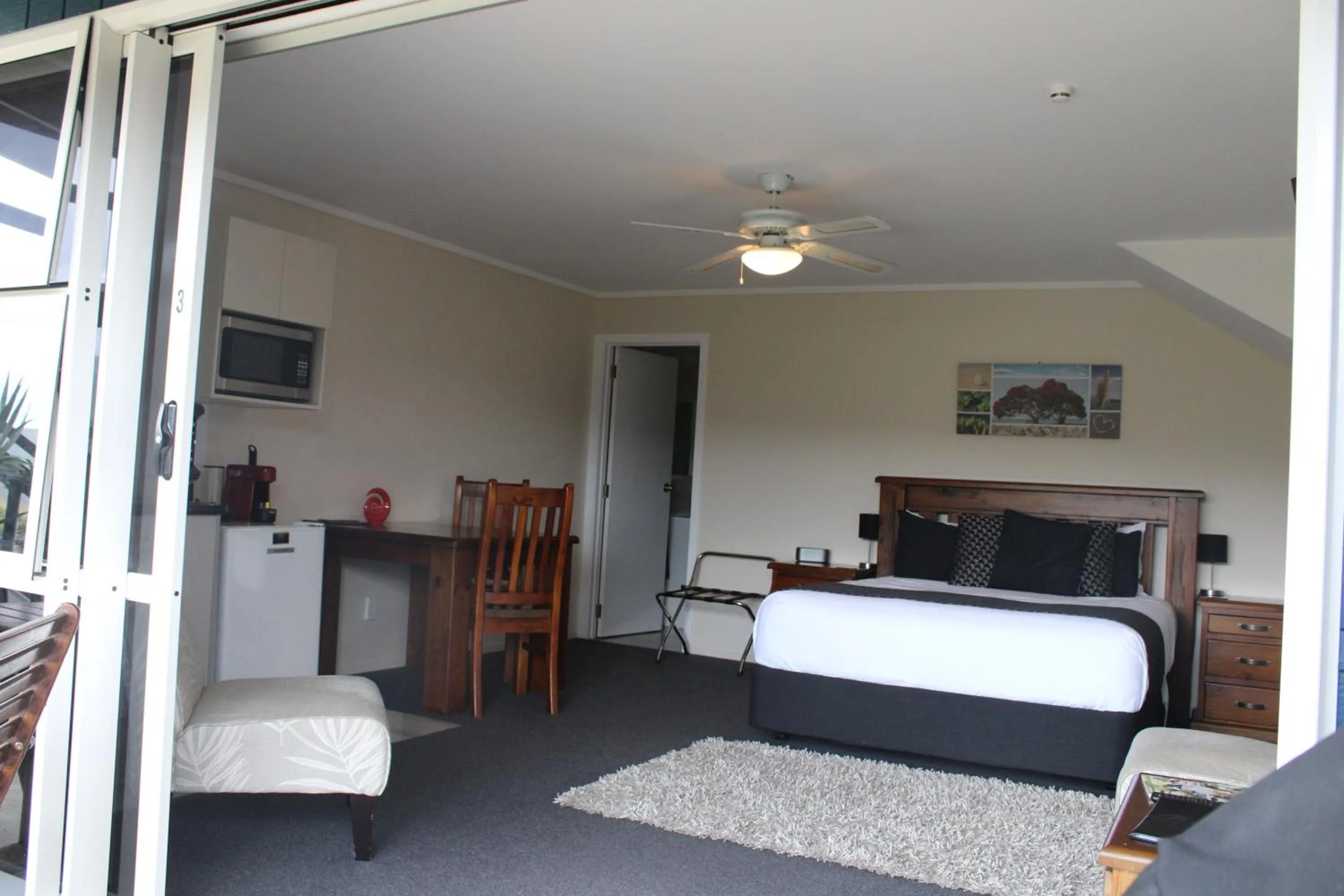 Photo of the whole room, Bed in Coromandel Seaview Motel