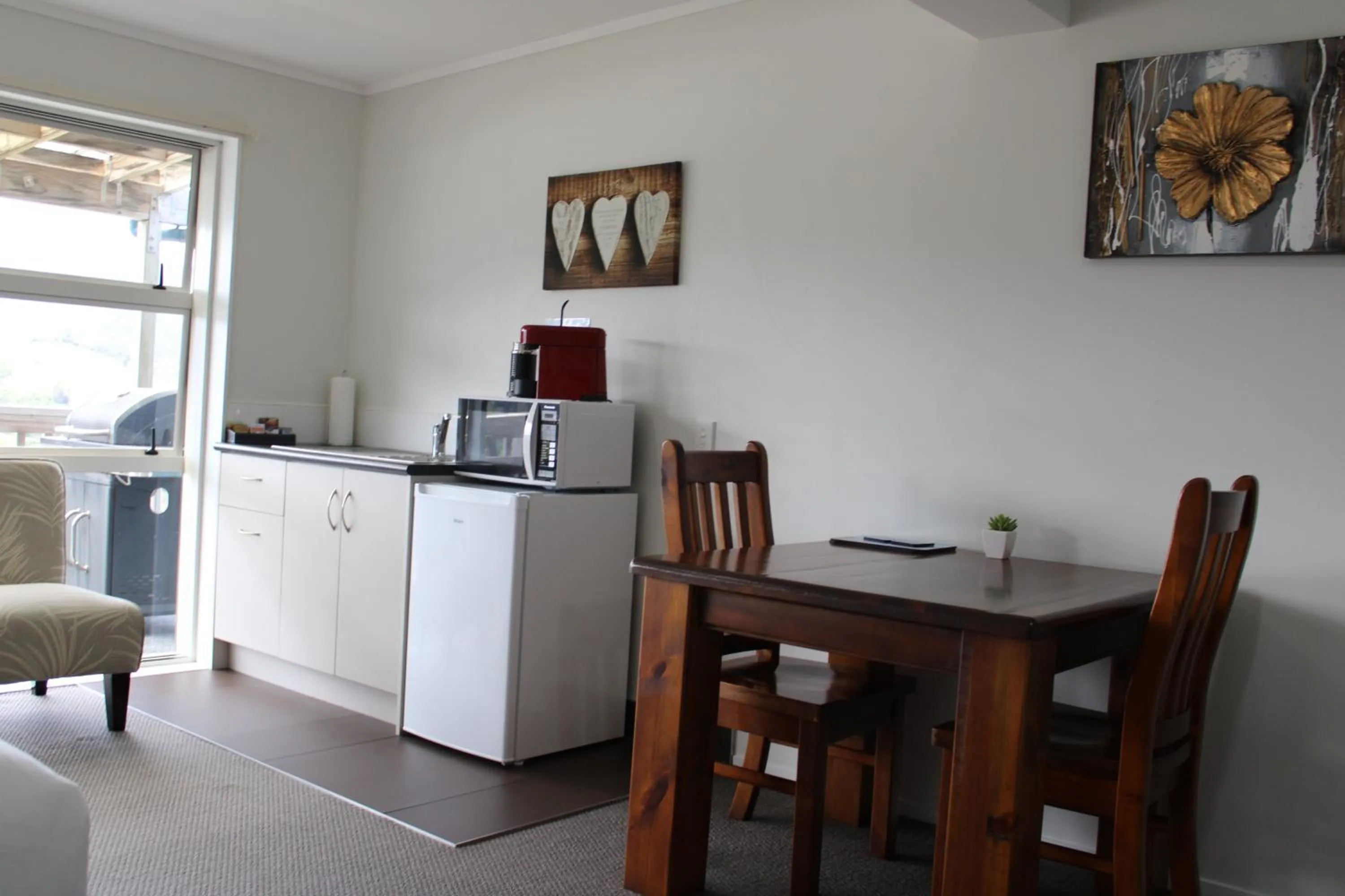 Kitchen or kitchenette in Coromandel Seaview Motel