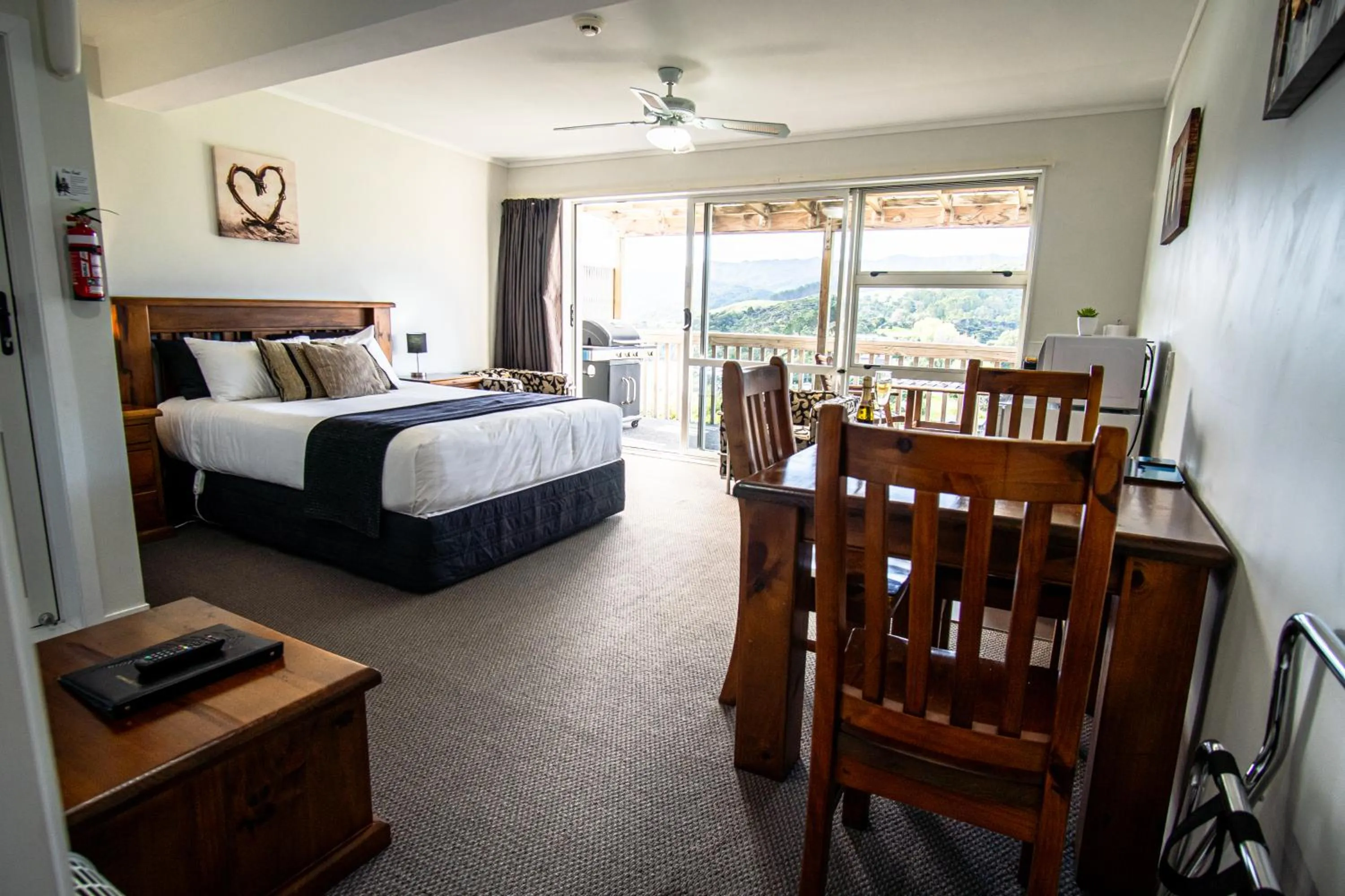 Seating area, Bed in Coromandel Seaview Motel