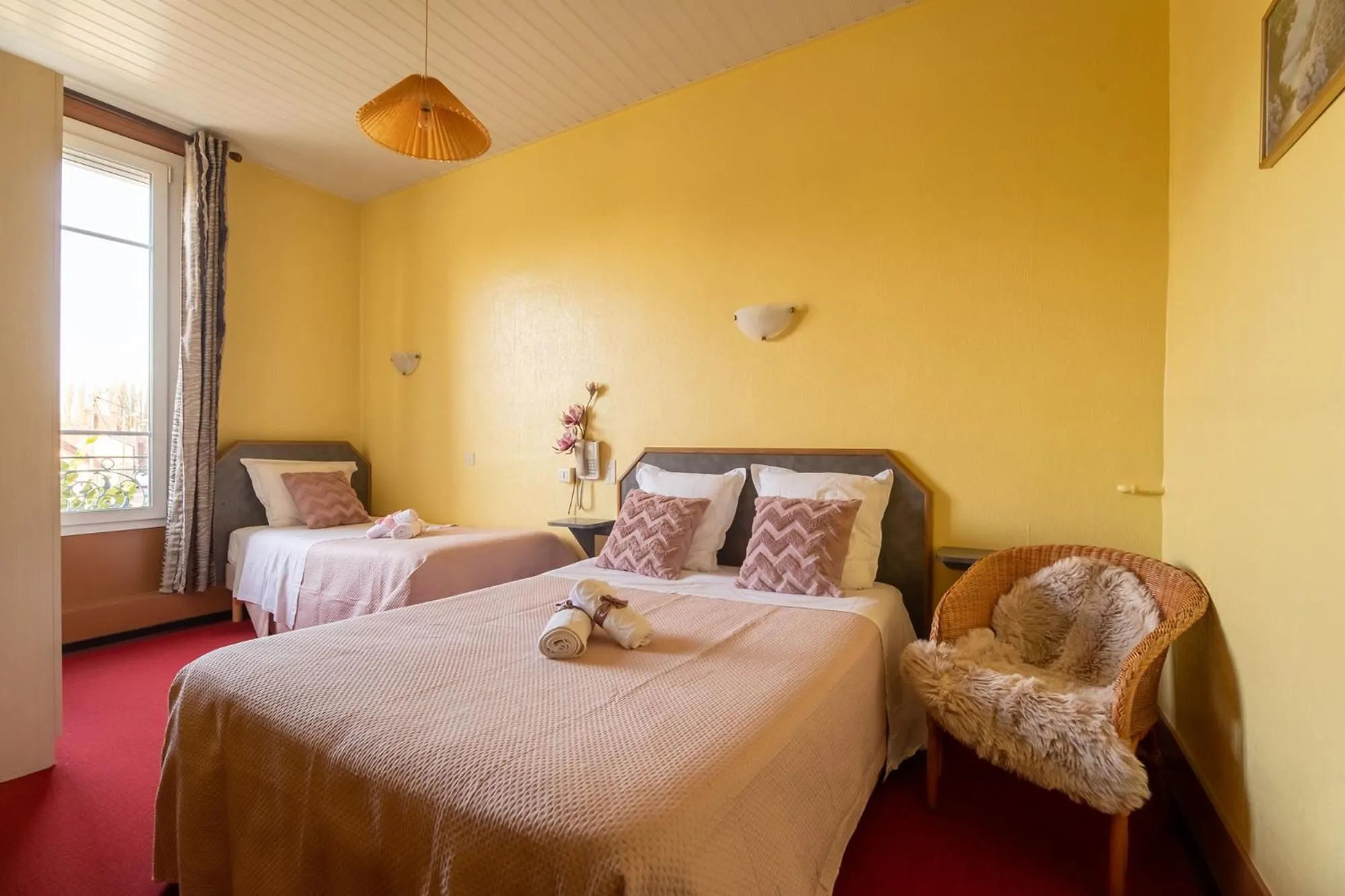 Bedroom in Montdidier Hôtel