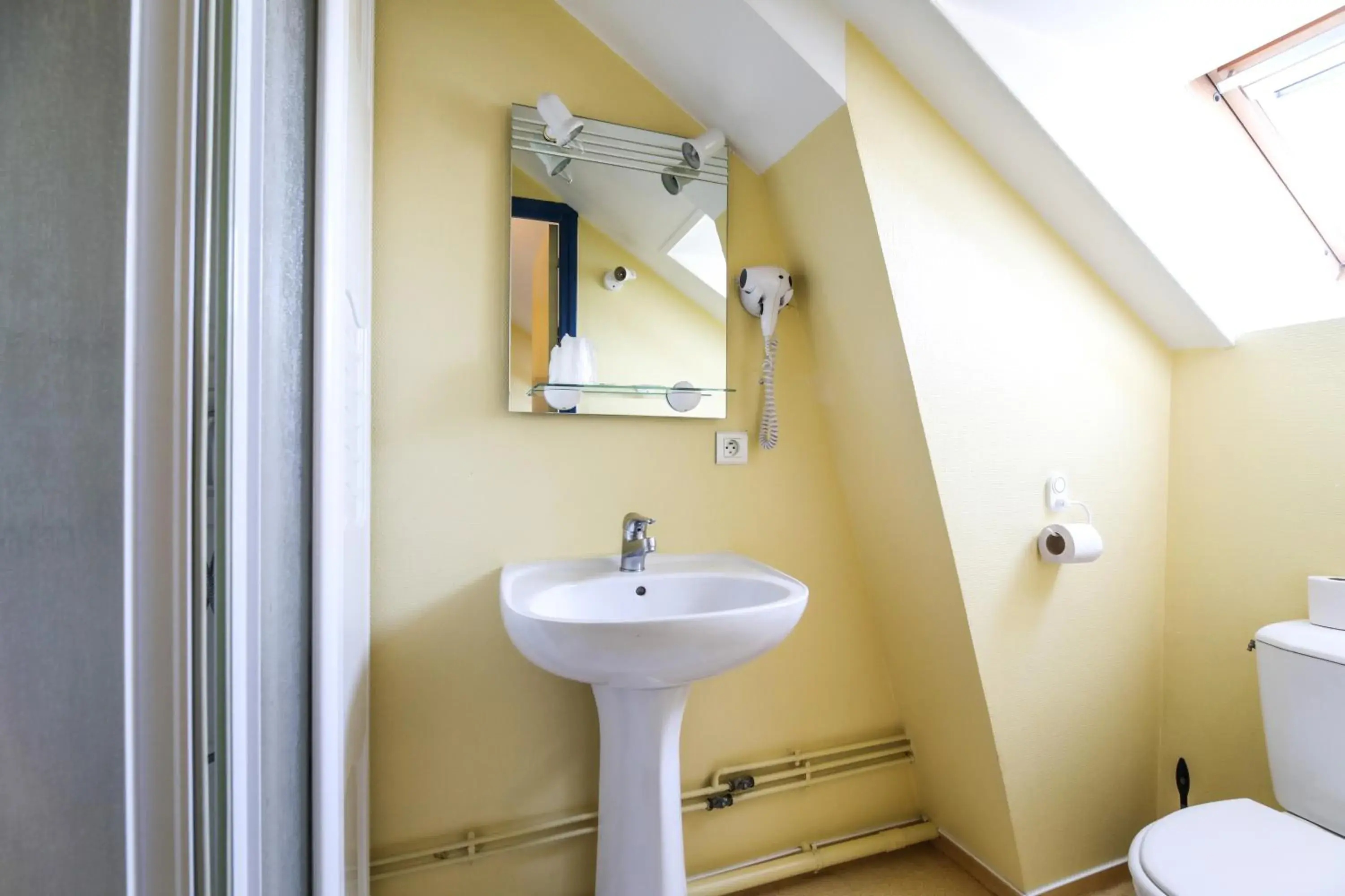 Double Room with Private Bathroom in Montdidier Hôtel Double Room with Private Bathroom in Montdidier Hôtel