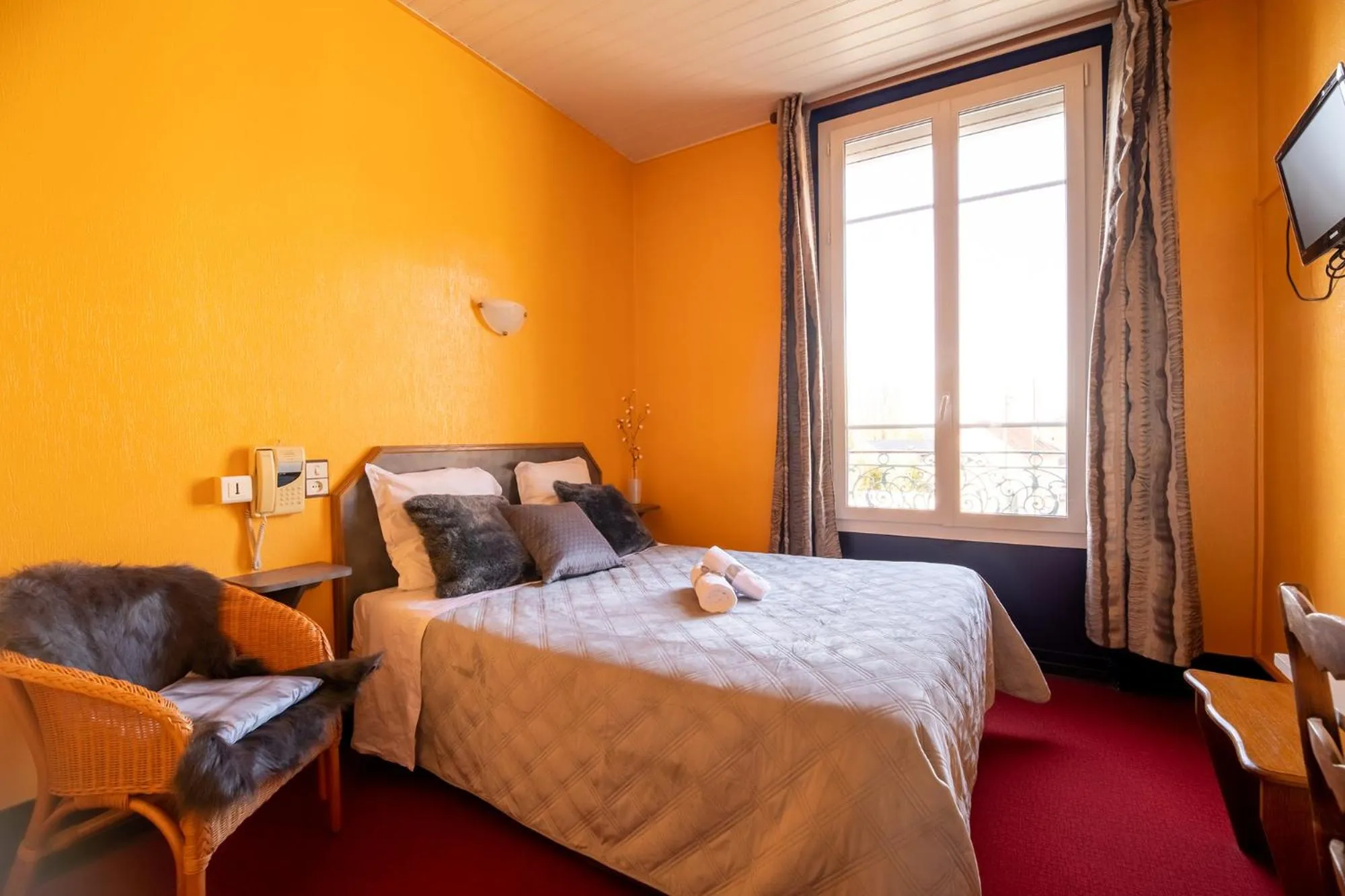 Bedroom in Montdidier Hôtel