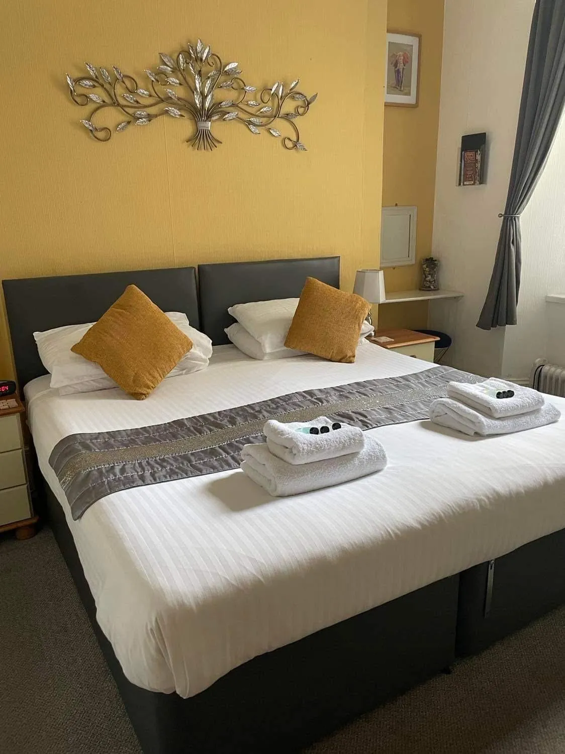 Property building, Bed in Babbacombe Palms