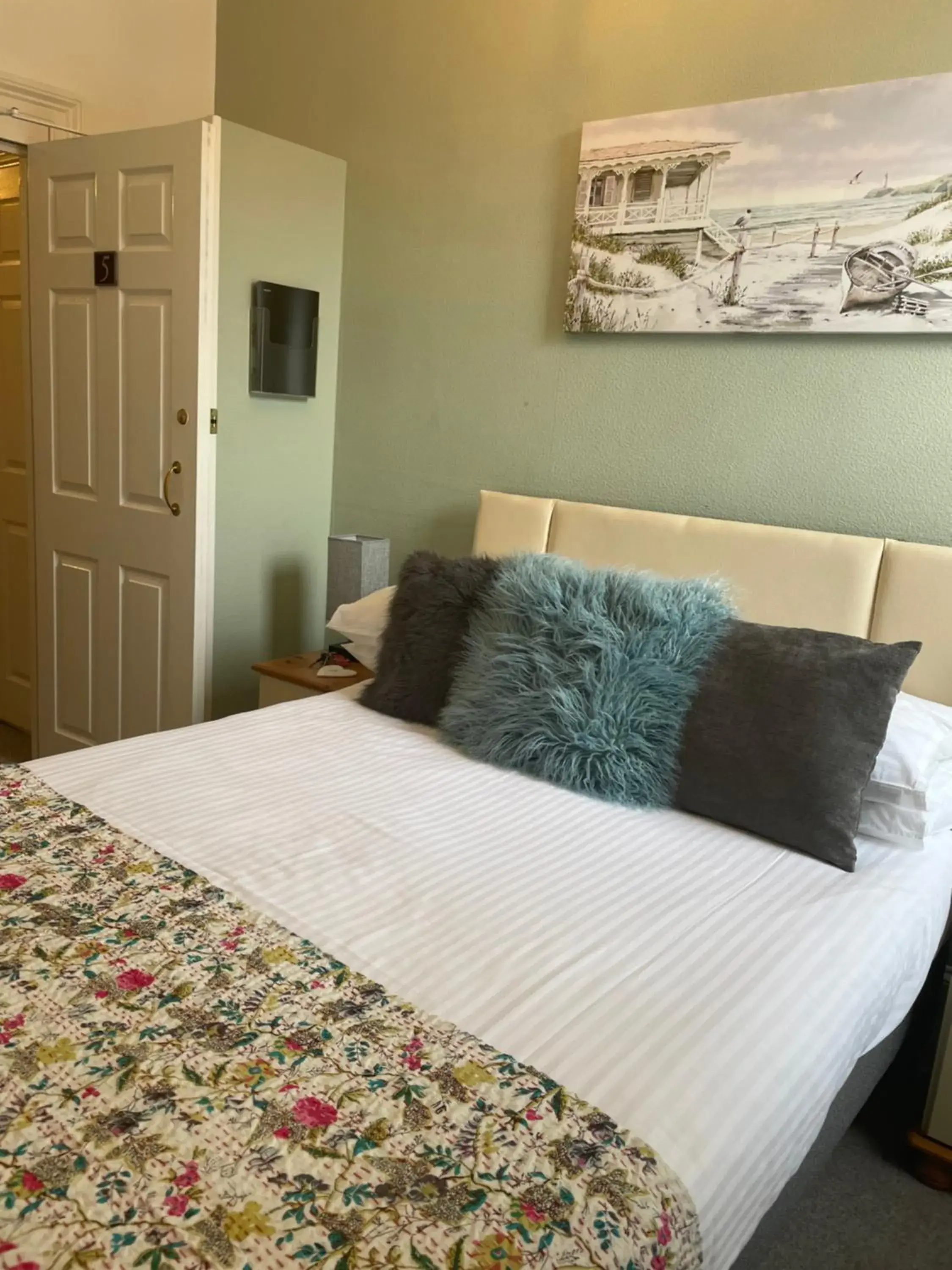 Double Room with Private Bathroom in Babbacombe Palms Double Room with Private Bathroom in Babbacombe Palms
