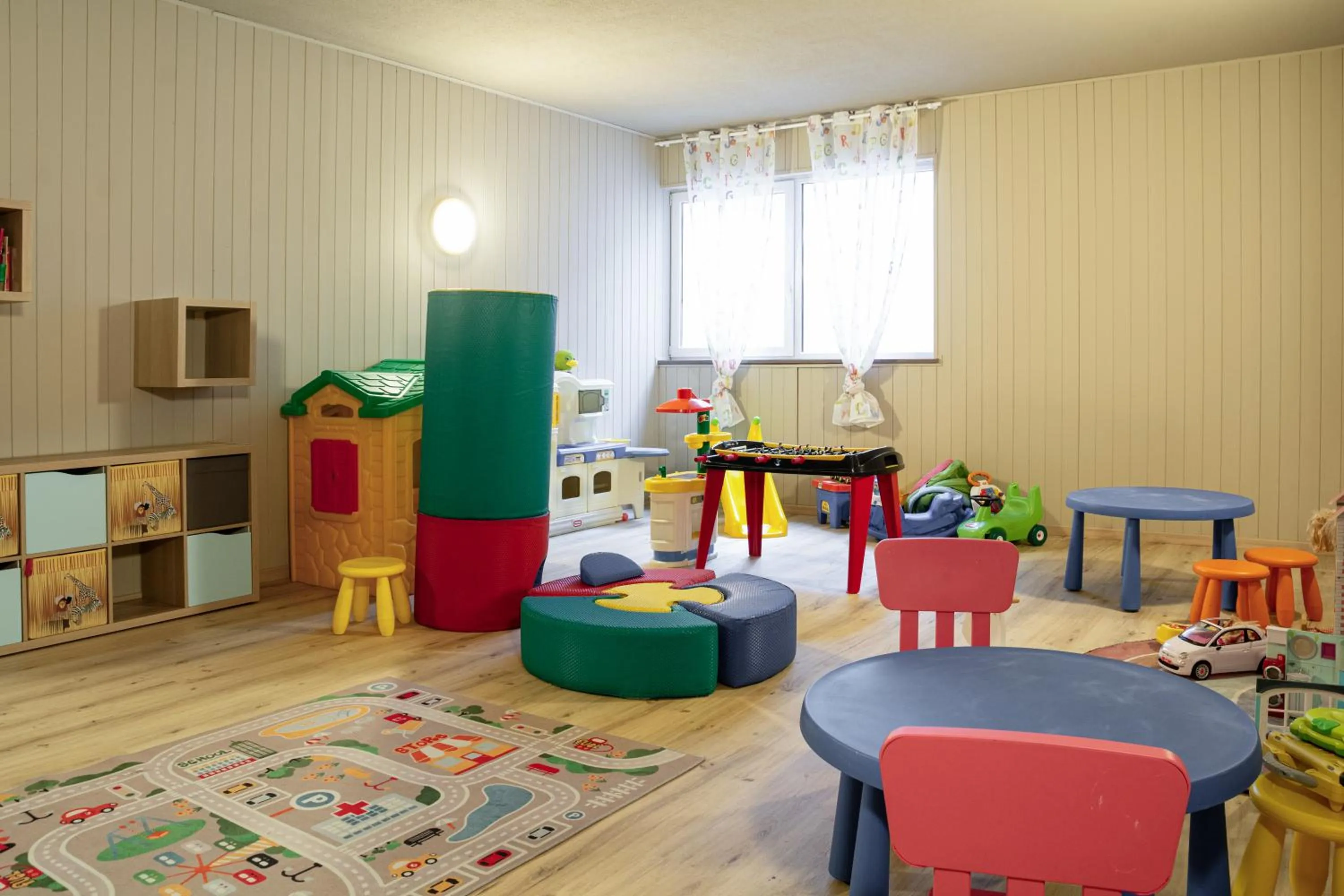 Evening entertainment in Aparthotel Majestic