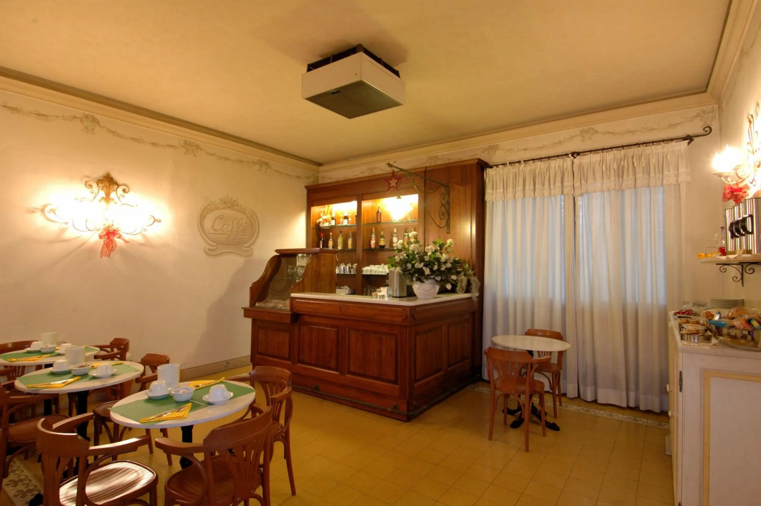 Restaurant/places to eat in Hotel Moderno