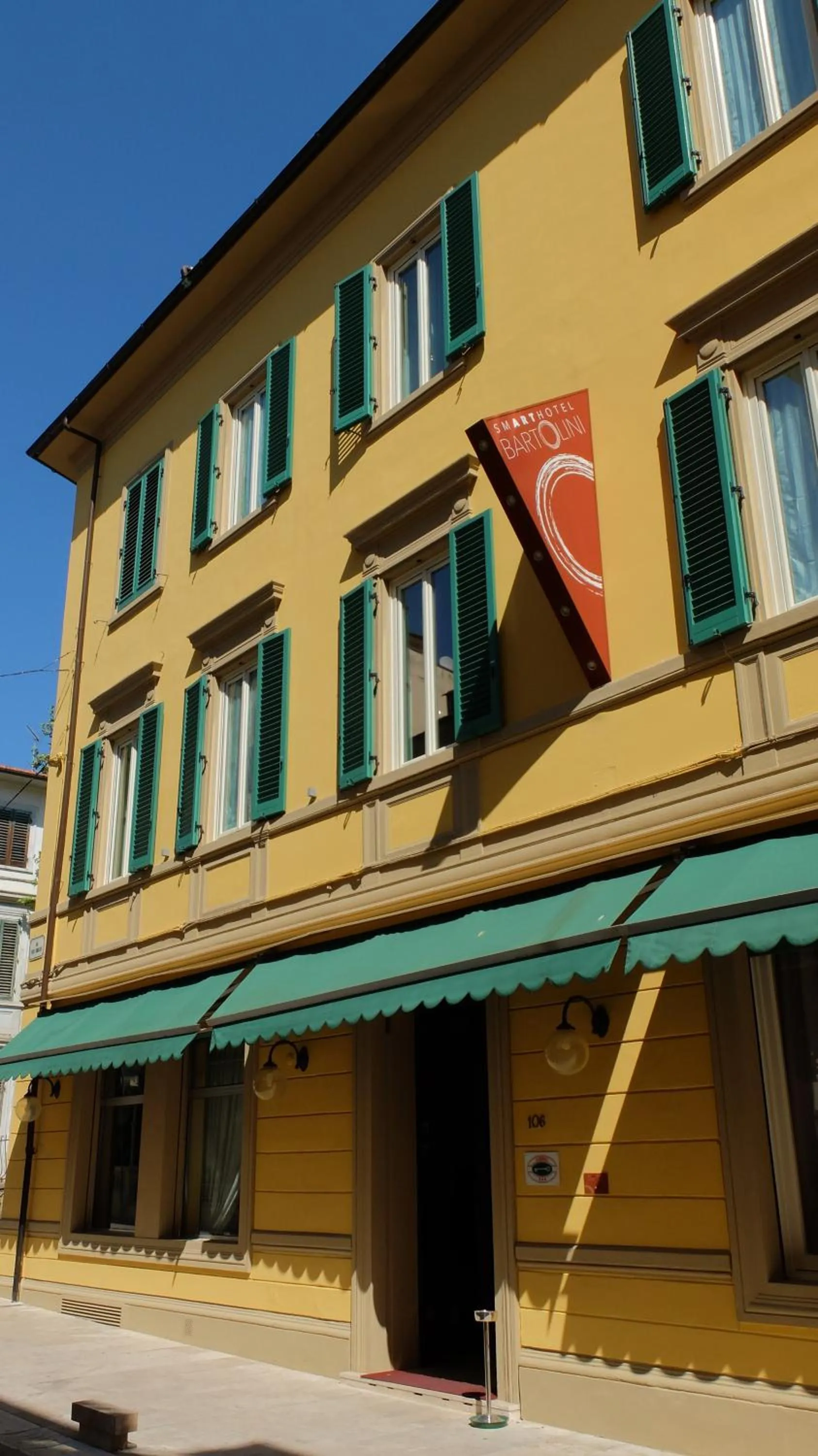 Facade/entrance in SmArt Hotel Bartolini