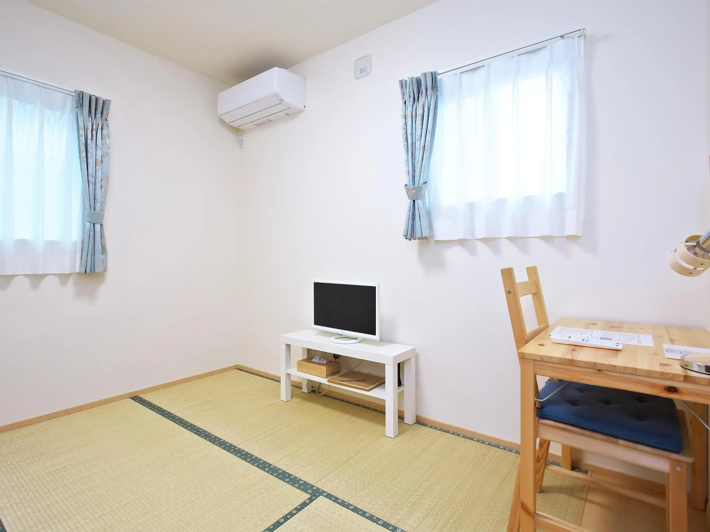Twin Room - single occupancy in Shironoshita Guesthouse Twin Room - single occupancy in Shironoshita Guesthouse