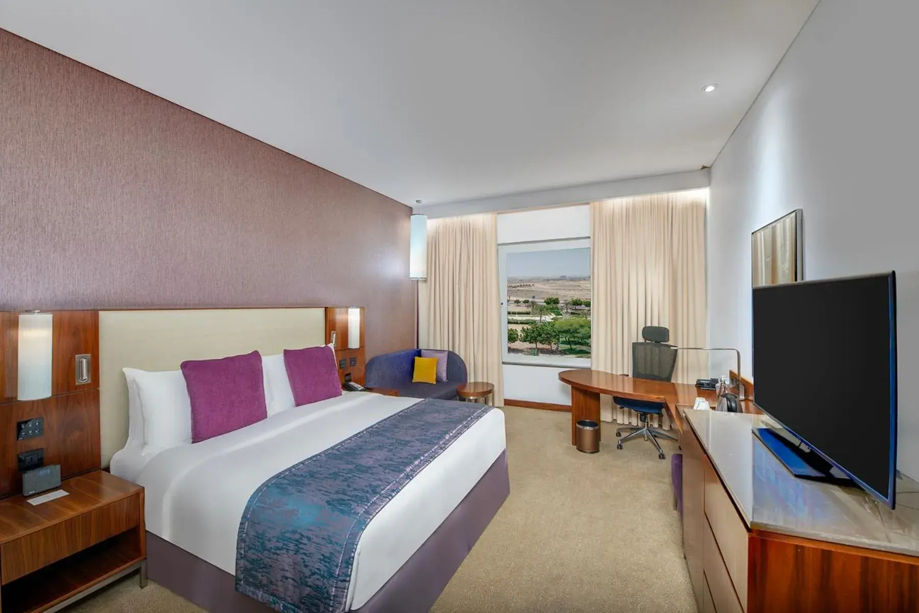 Premium King Room with Mountain View - Lounge Access in Crowne Plaza Muscat OCEC by IHG Premium King Room with Mountain View - Lounge Access in Crowne Plaza Muscat OCEC by IHG