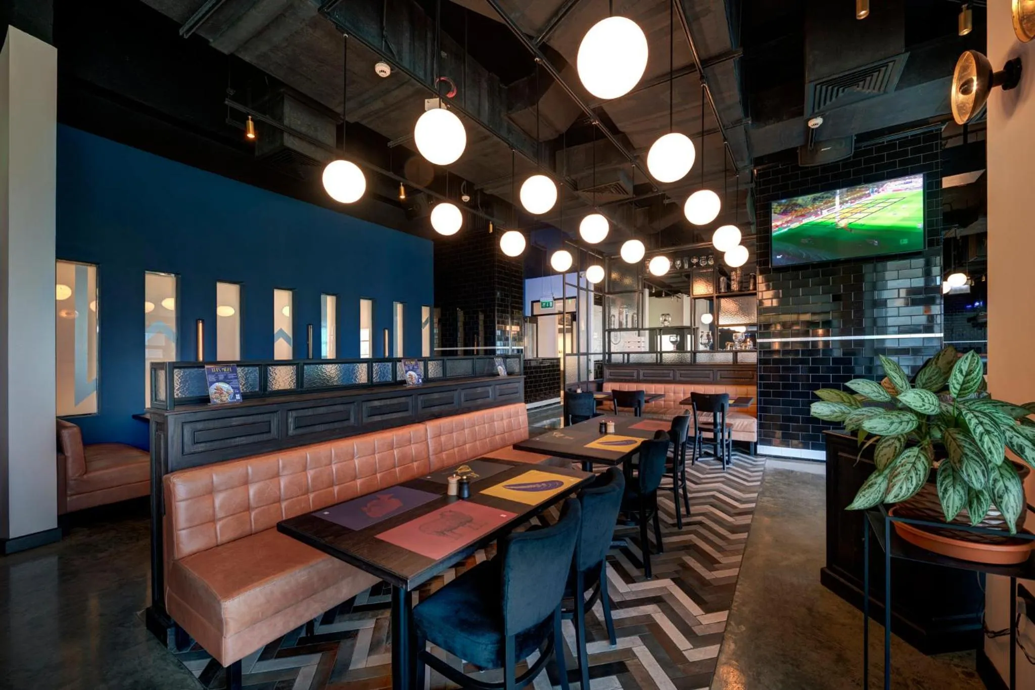 Lounge or bar in Crowne Plaza Muscat OCEC by IHG