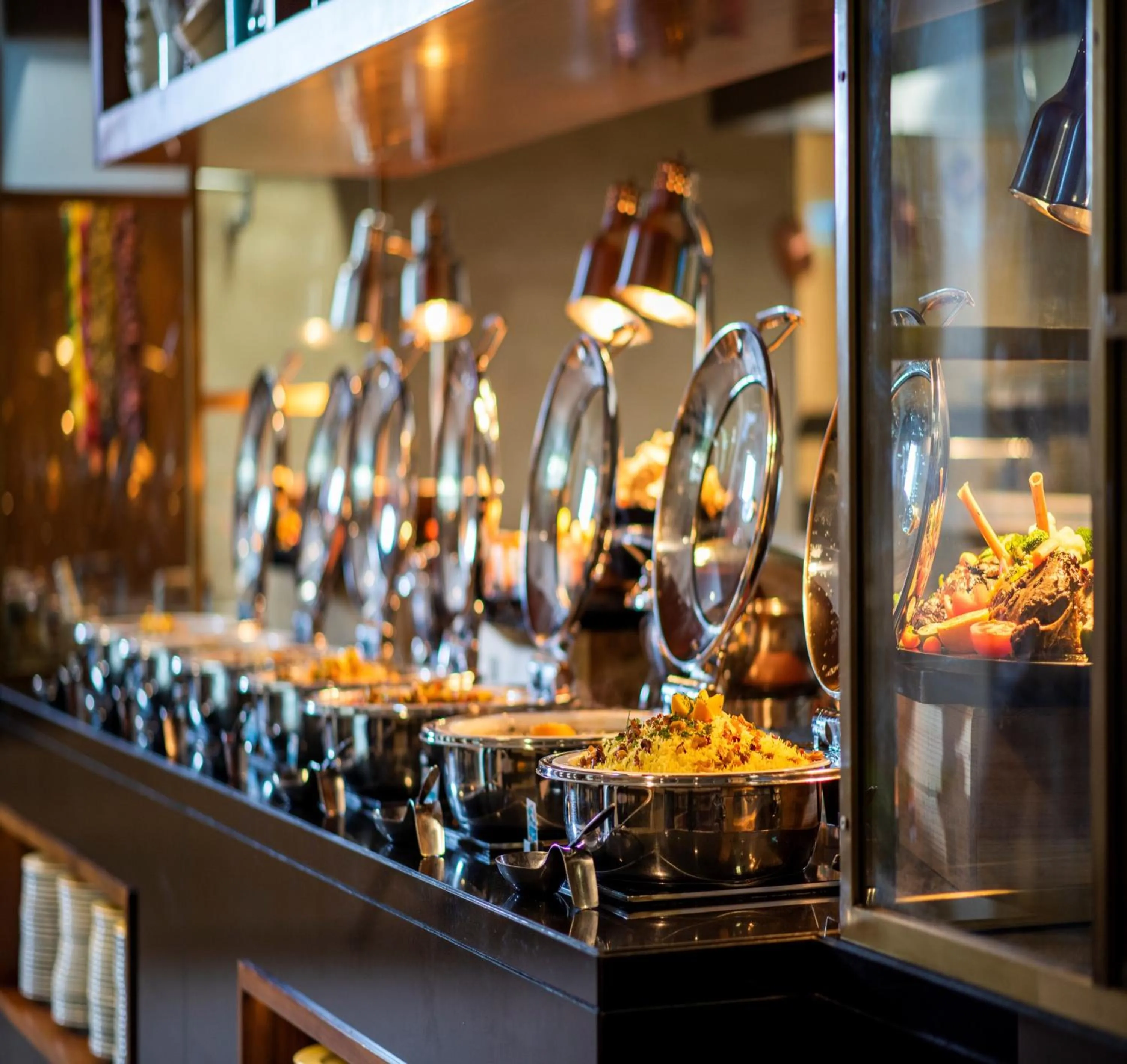 Restaurant/places to eat in Crowne Plaza Muscat OCEC by IHG