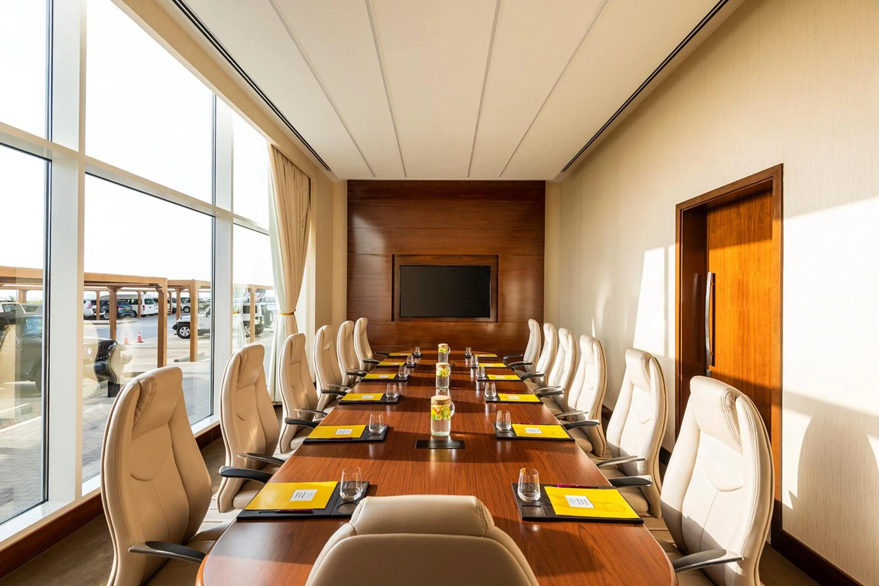Meeting/conference room in Crowne Plaza Muscat OCEC by IHG
