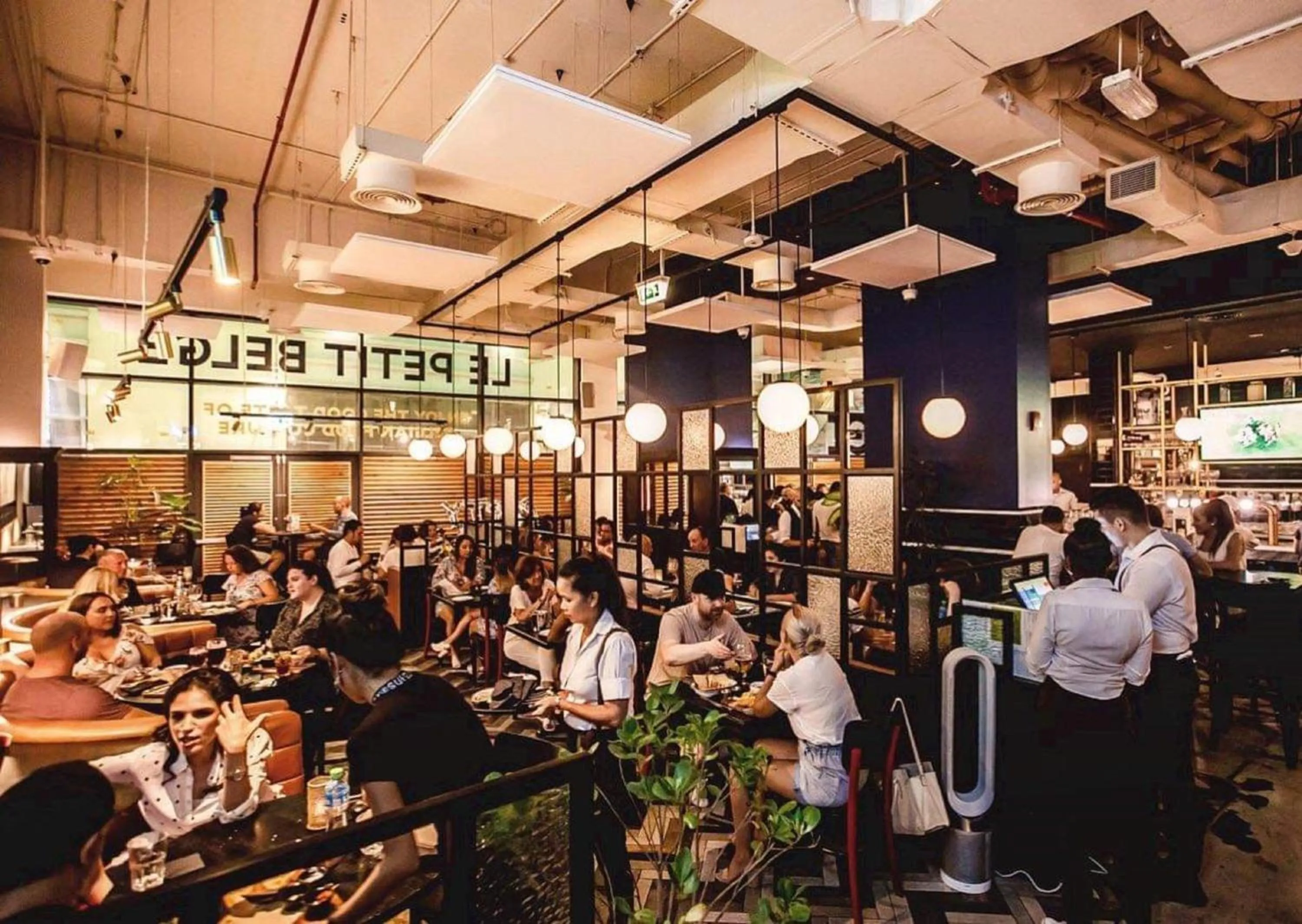 Lounge or bar in Crowne Plaza Muscat OCEC by IHG