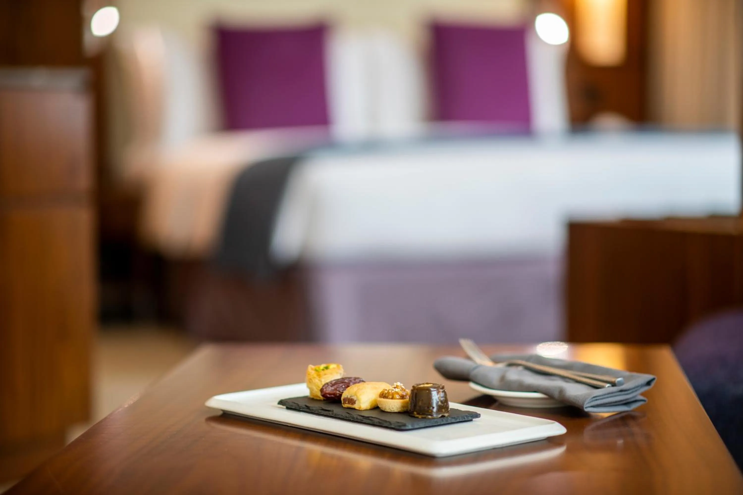 Food and drinks, Bed in Crowne Plaza Muscat OCEC by IHG