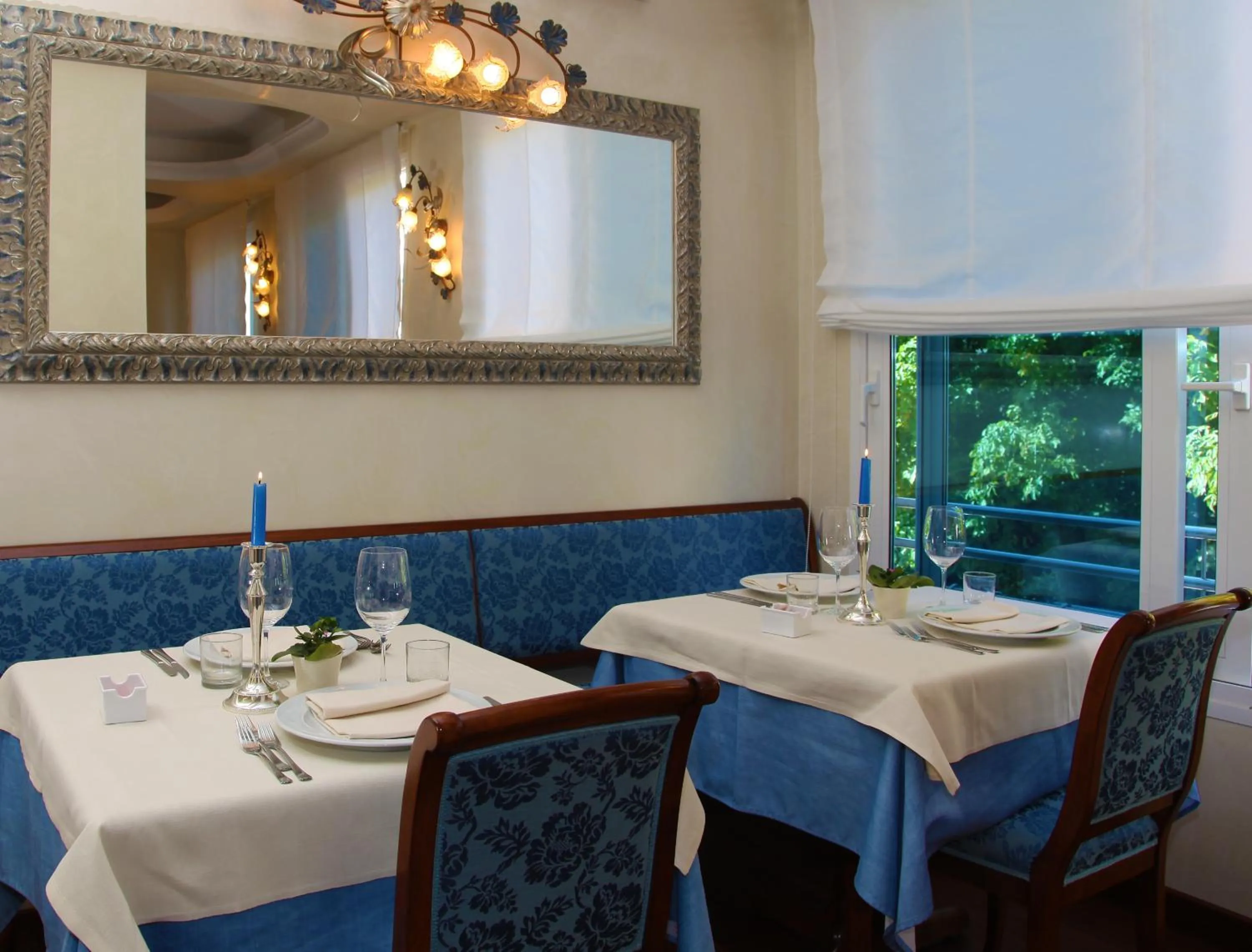 Restaurant/places to eat in Hotel Helios