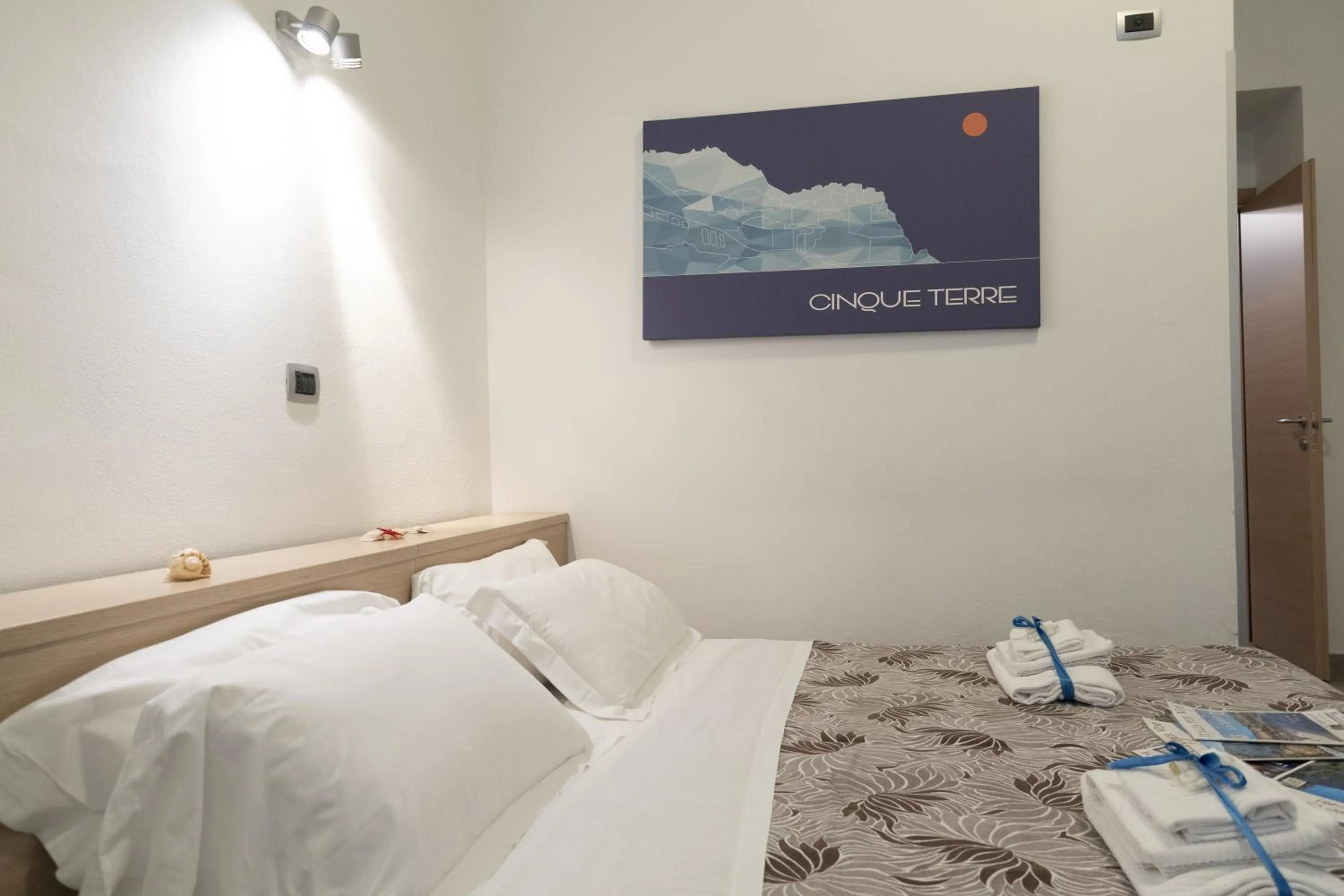 Decorative detail, Bed in Affittacamere del Golfo e delle 5 Terre