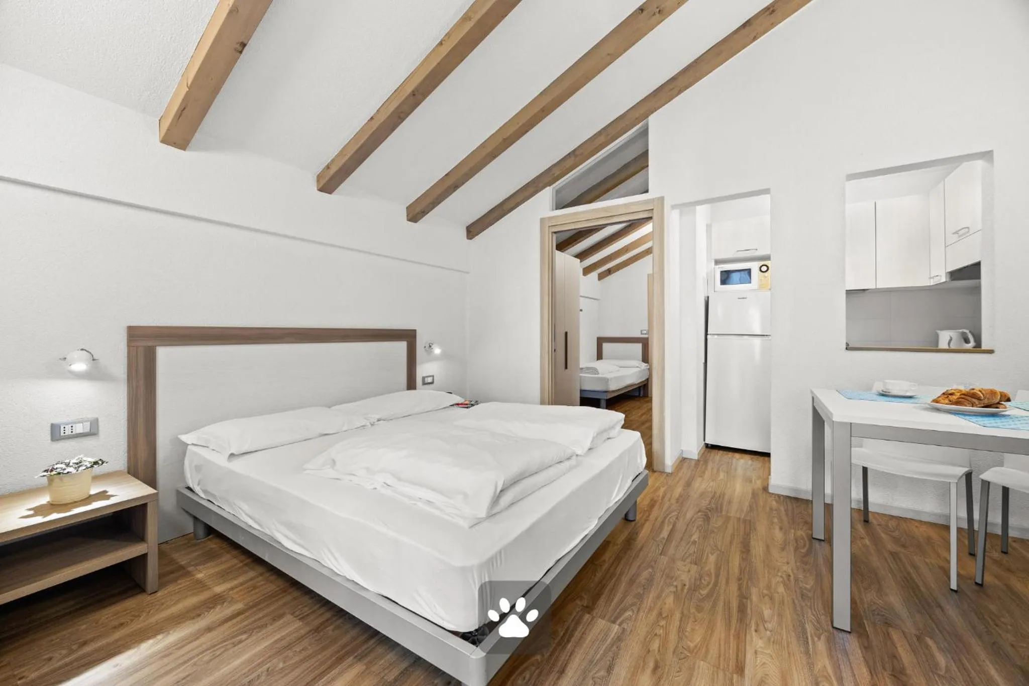 Kitchen or kitchenette, Bed in Aparthotel Des Alpes
