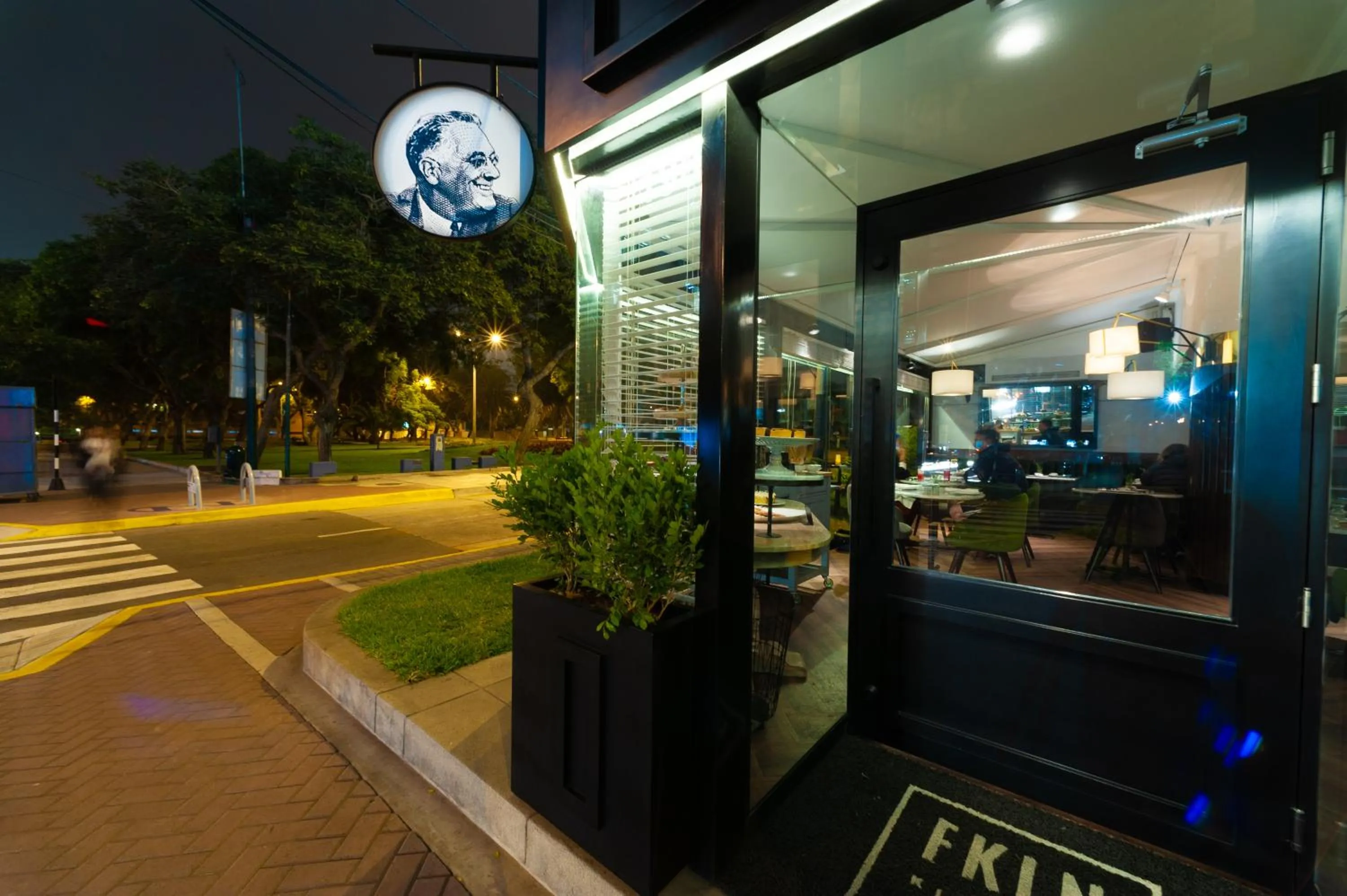 Restaurant/places to eat in Roosevelt Hotel & Suites