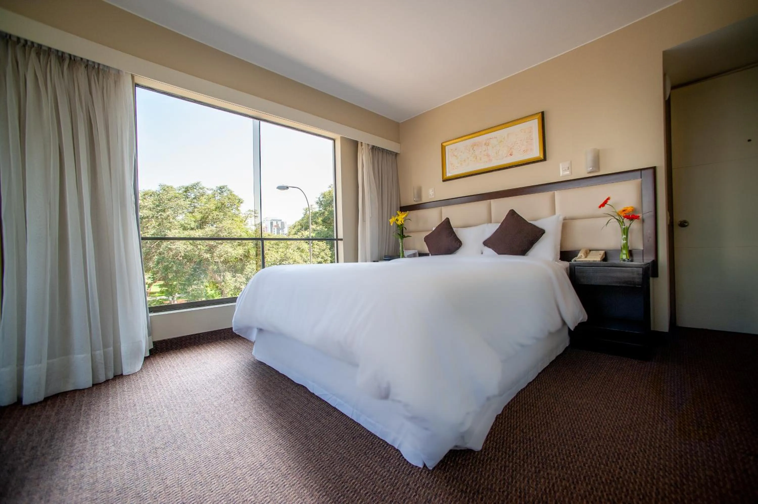 Bed in Roosevelt Hotel & Suites