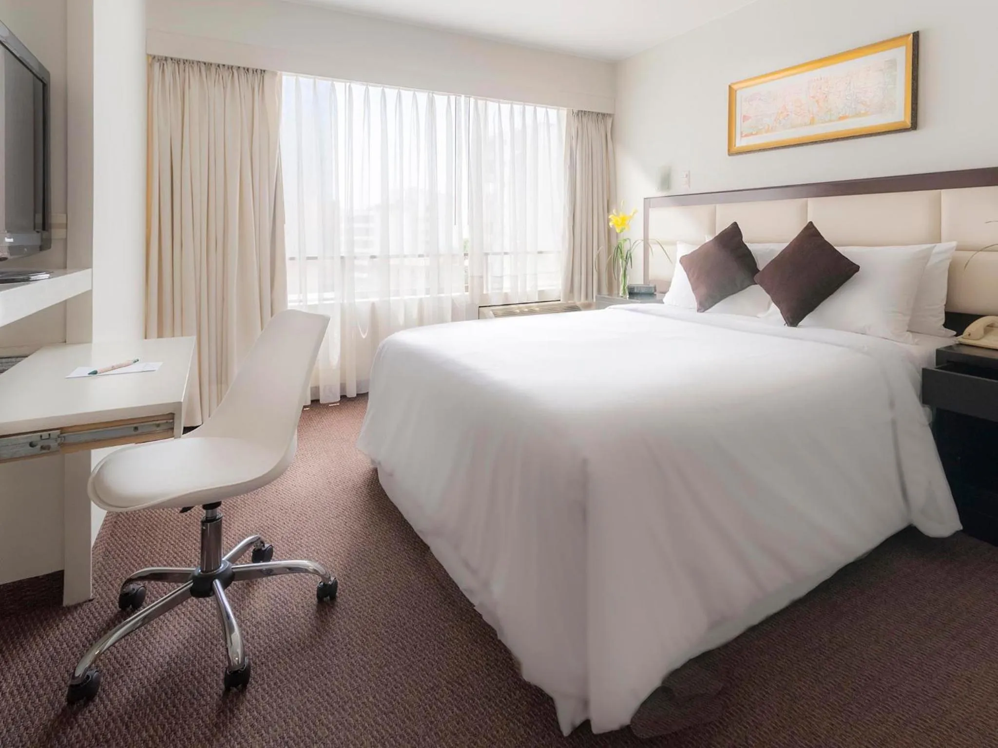 Bed in Roosevelt Hotel & Suites