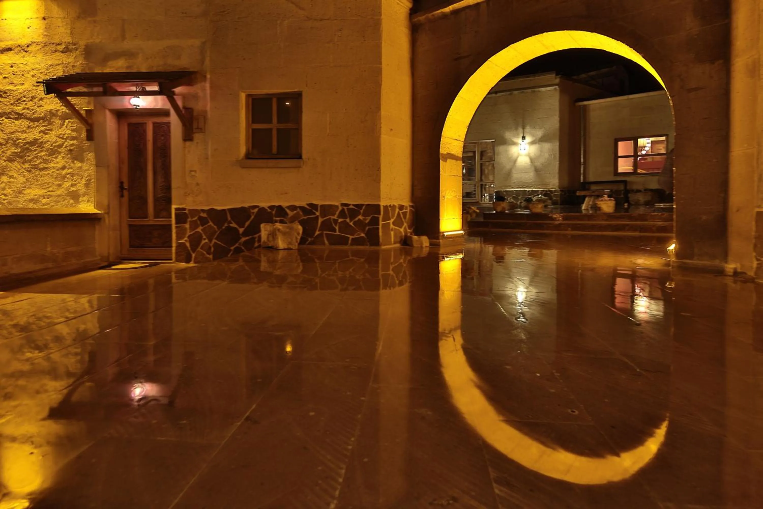 Night in La Casa Cave Hotel