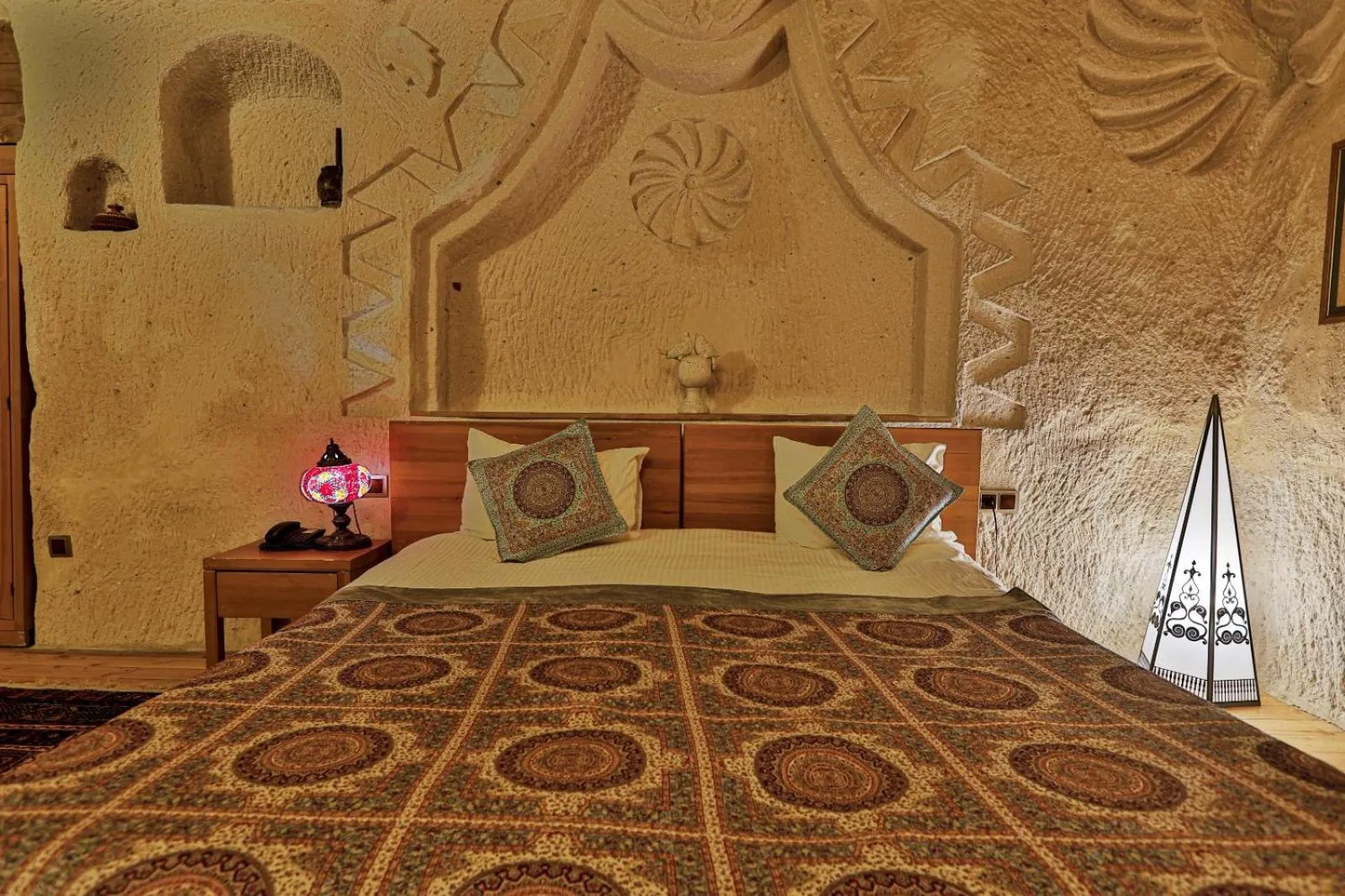 Restaurant/places to eat in La Casa Cave Hotel