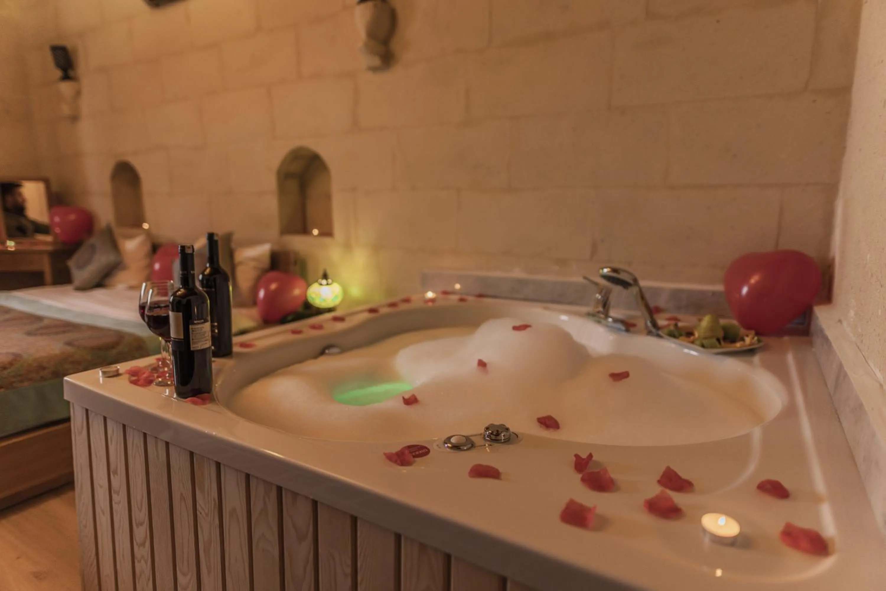 Hot Tub in La Casa Cave Hotel