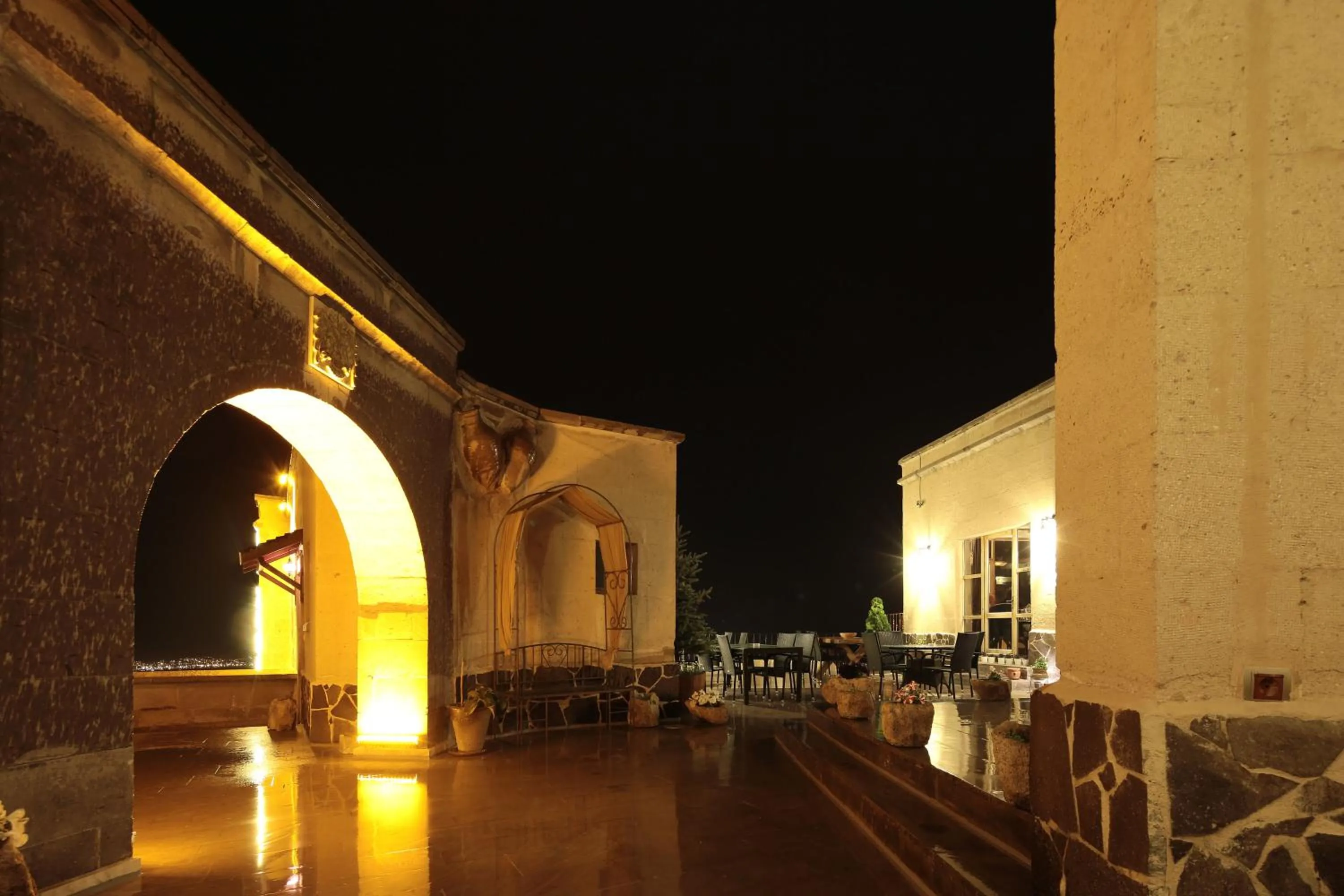 Night in La Casa Cave Hotel