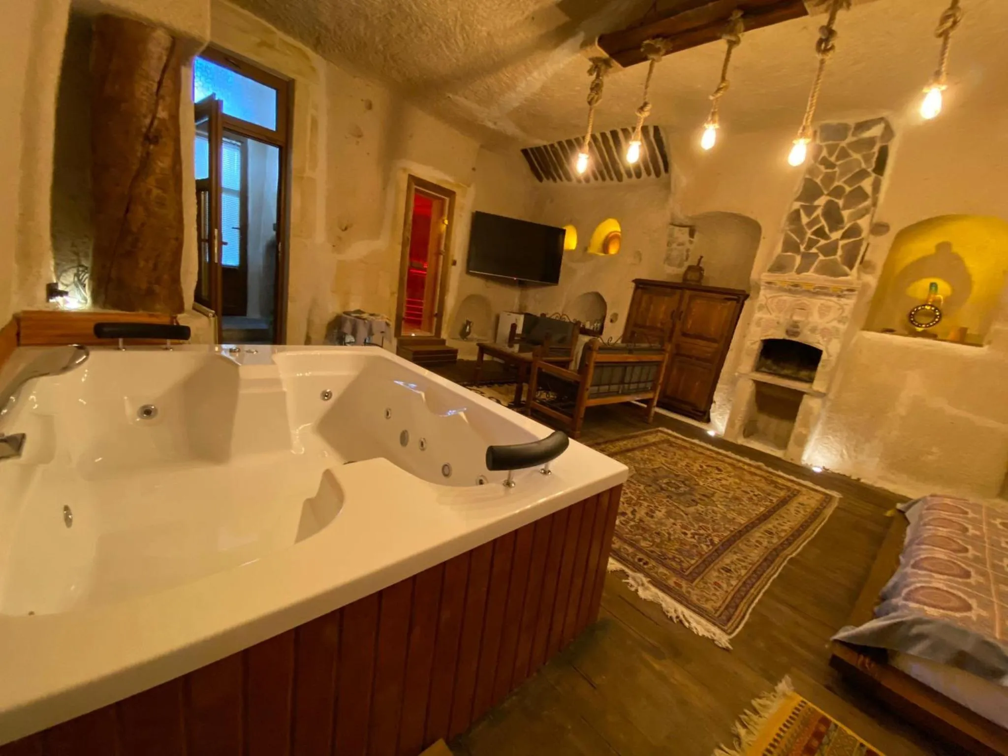 Hot Tub in La Casa Cave Hotel