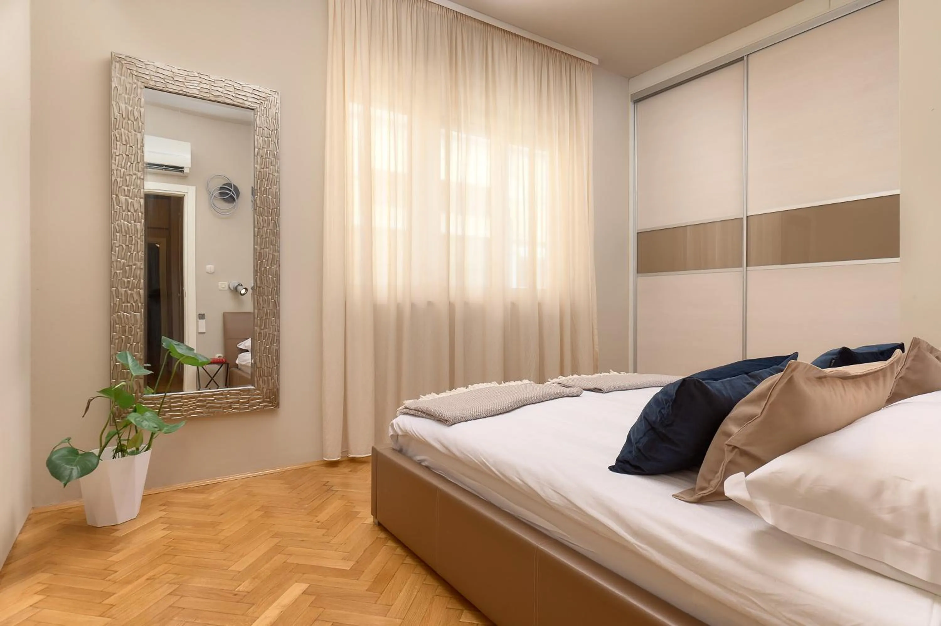 Bedroom, Bed in Royal Suites