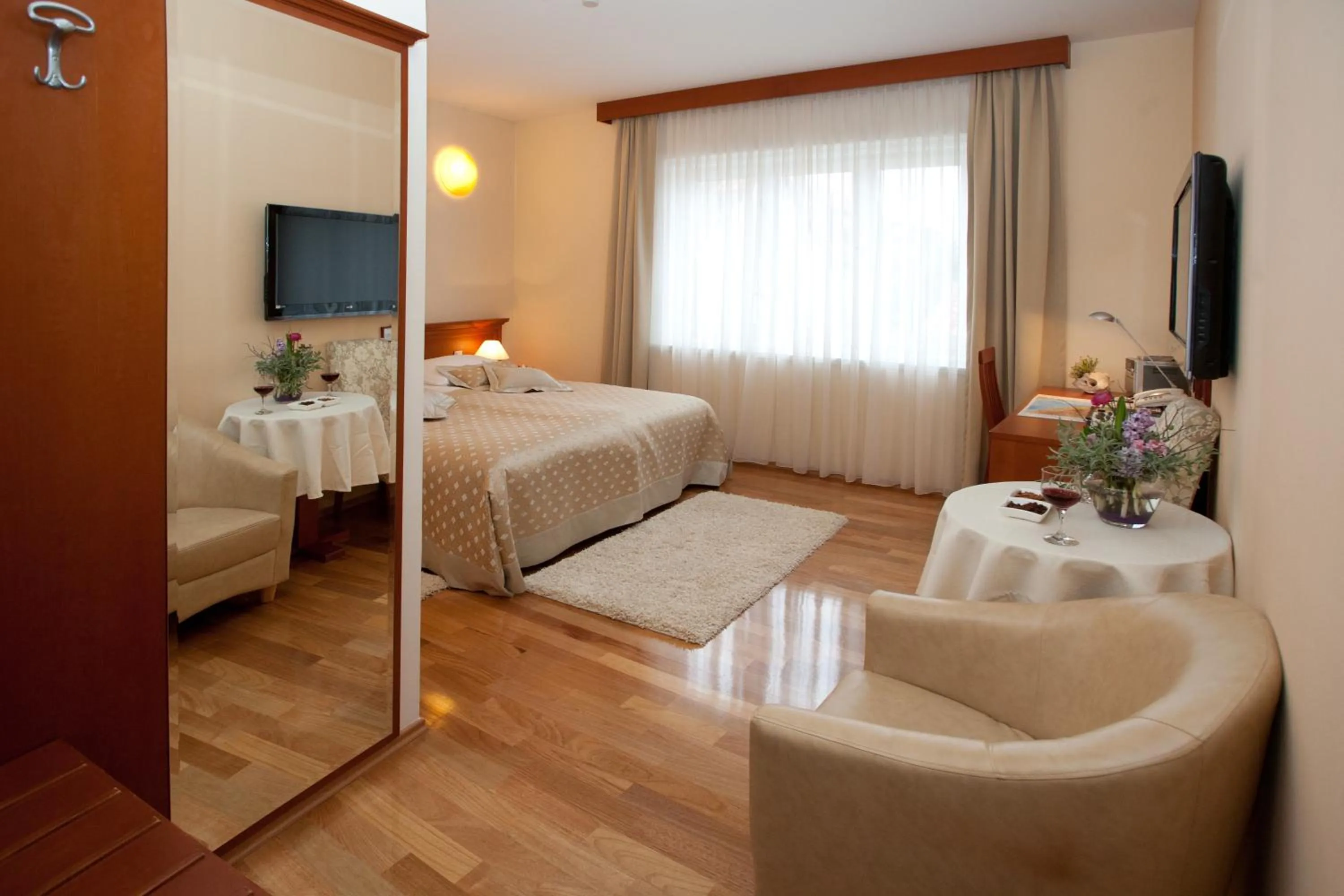 Photo of the whole room, Bed in Royal Suites