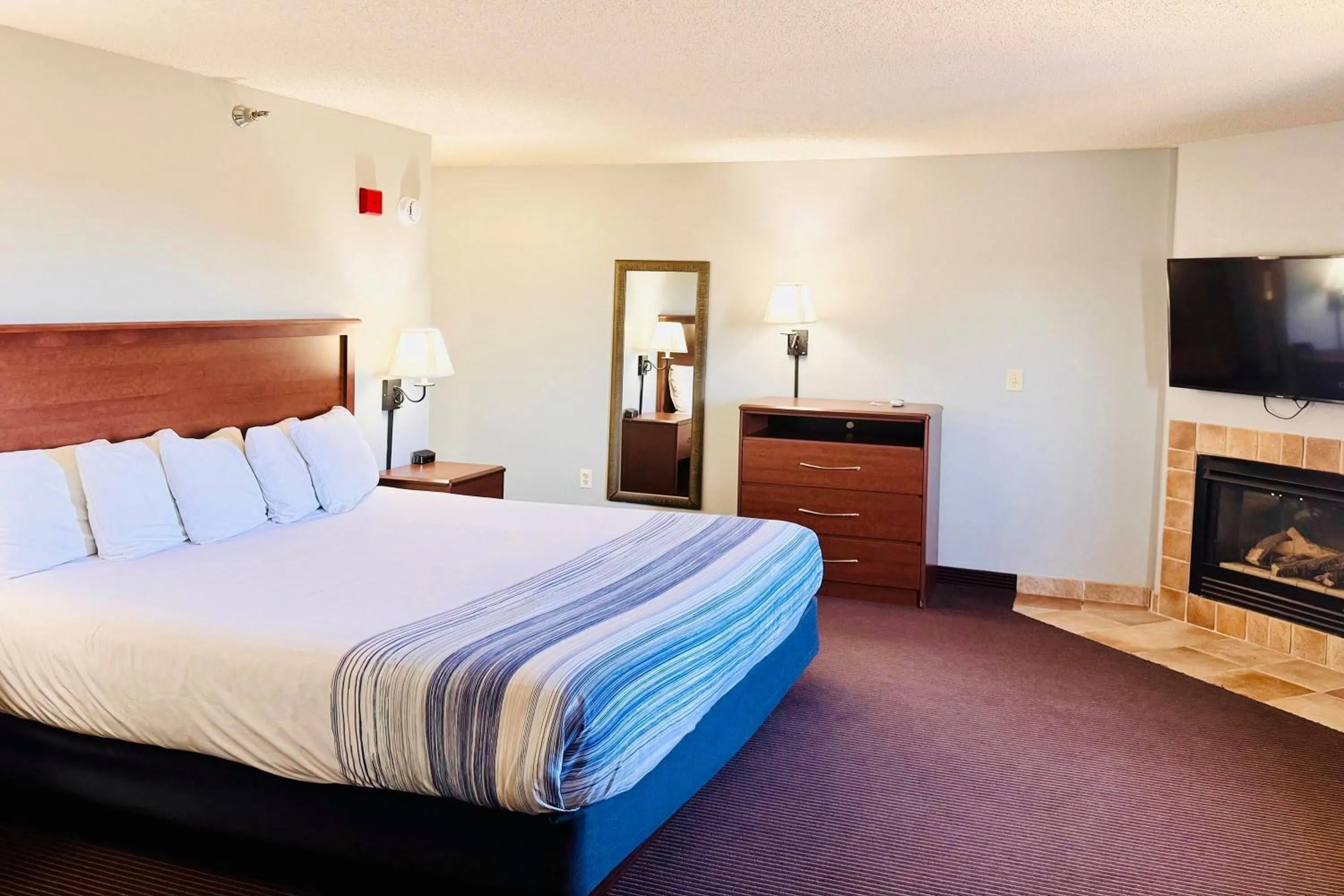 Photo of the whole room, Bed in AmericInn by Wyndham Stillwater