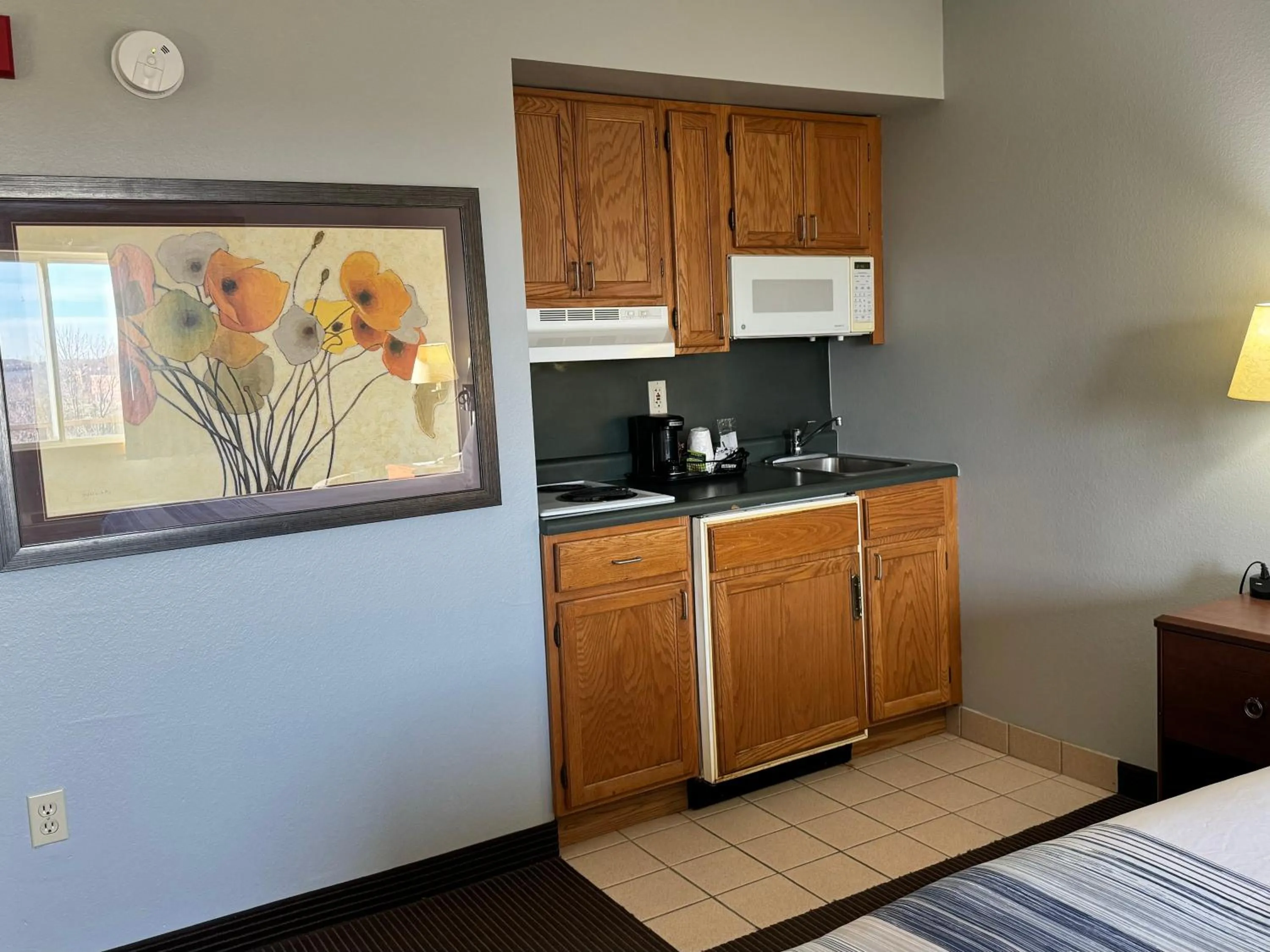 Kitchen or kitchenette, Bed in AmericInn by Wyndham Stillwater