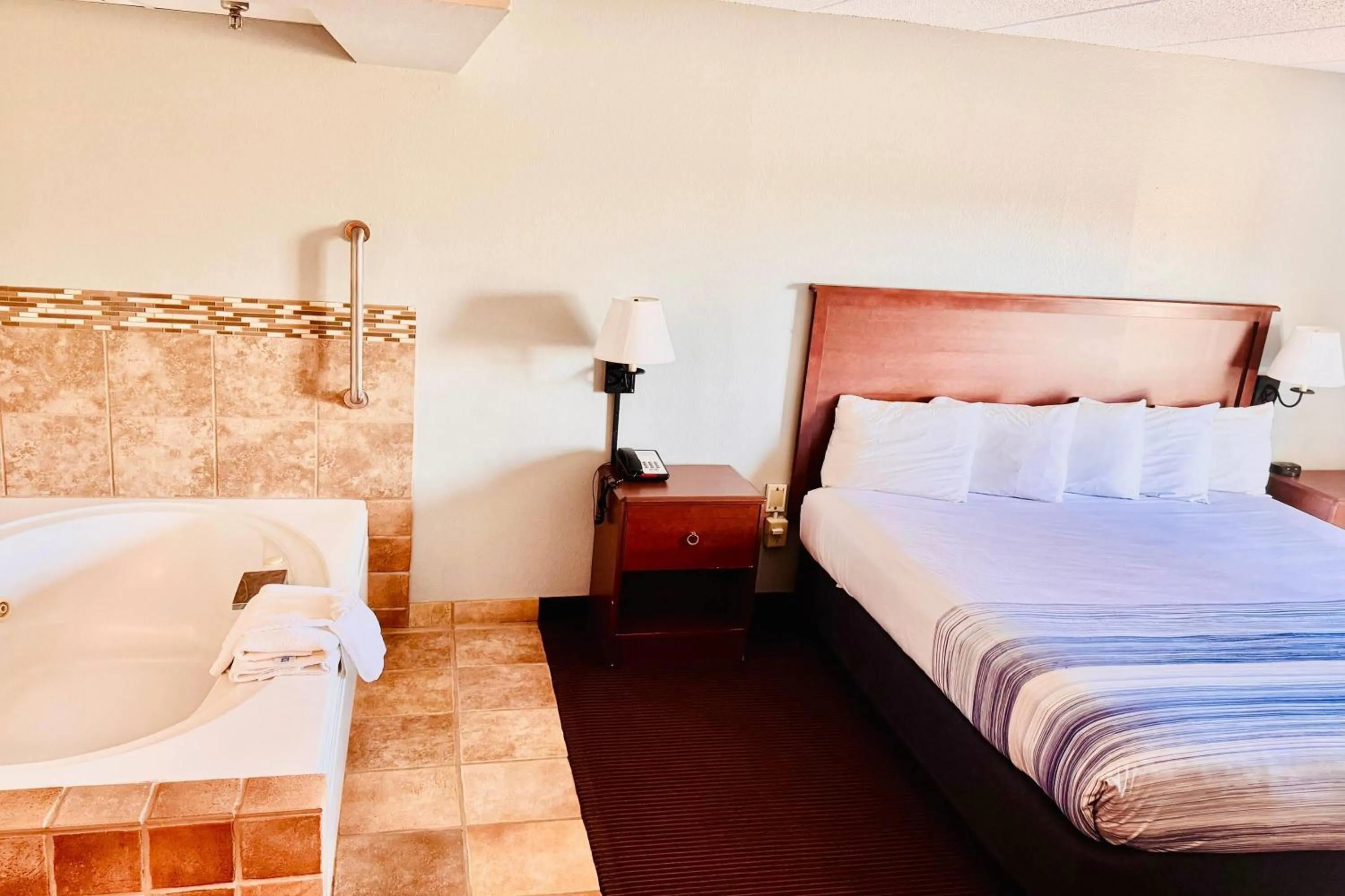 Photo of the whole room, Bed in AmericInn by Wyndham Stillwater