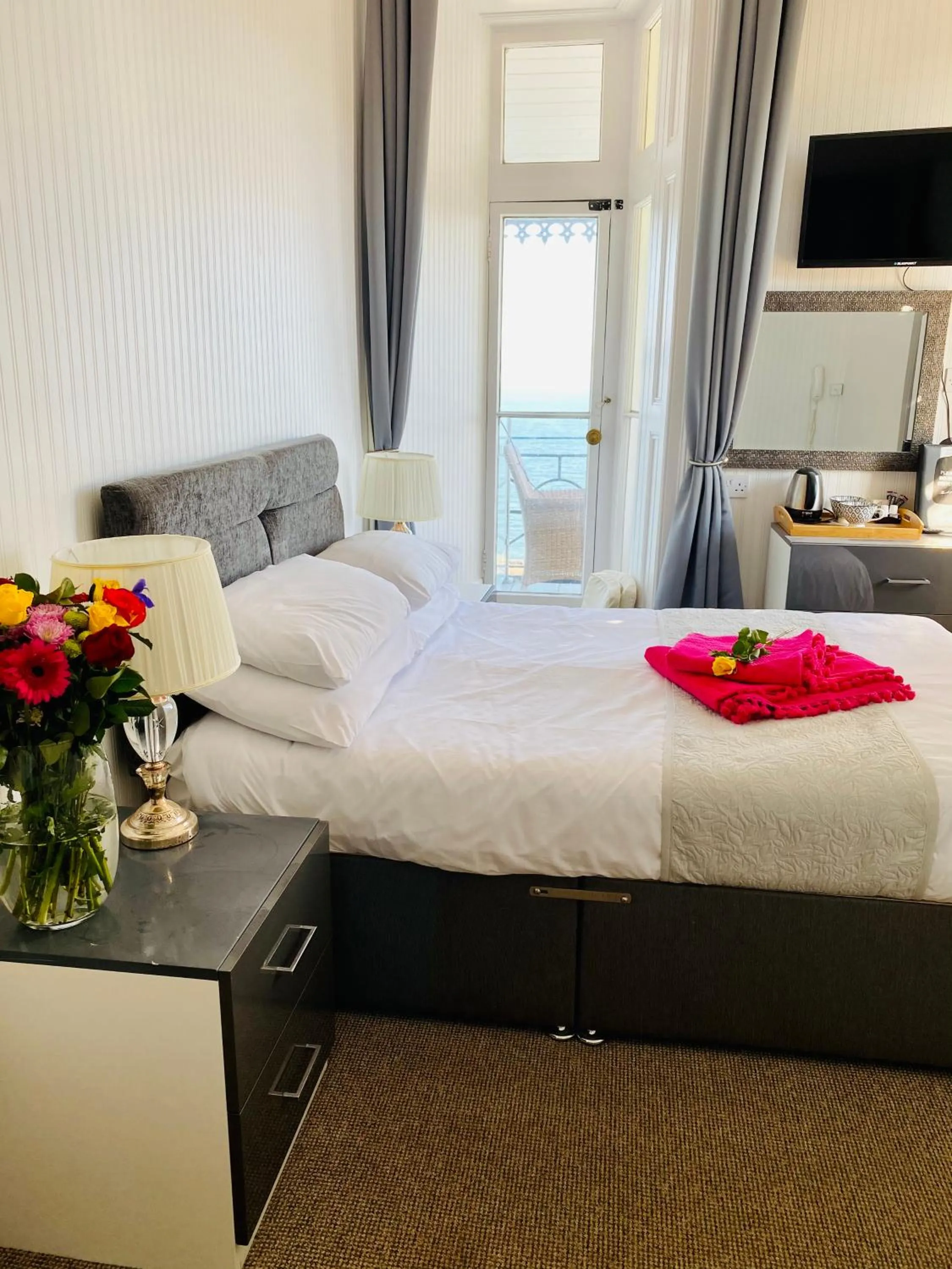 Bed in Villa Mentone Hotel